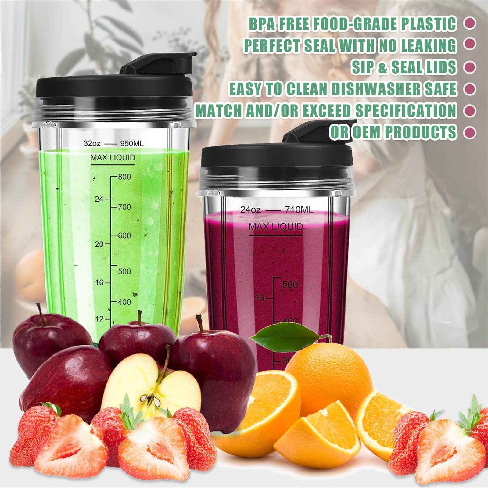 Zwei Mixer mit Früchten und einer Bürste. Grüne und lila Smoothies sind drin.