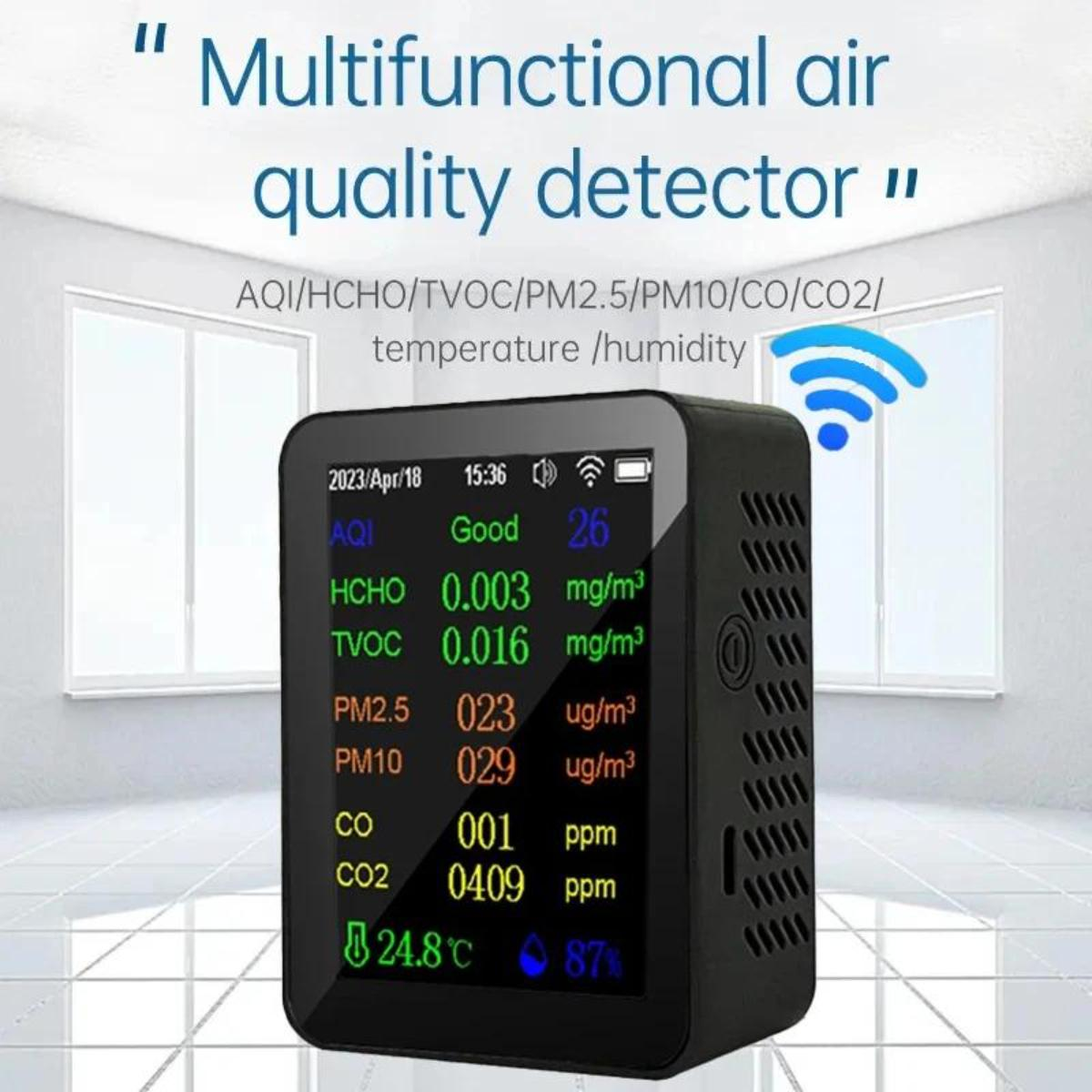 Ein schwarzes Luftqualitätsmessgerät zeigt Luftqualitätsmesswerte an, einschließlich AQI, HCHO, TVOC, PM2,5, PM10, CO, CO2, Temperatur und Feuchtigkeit.