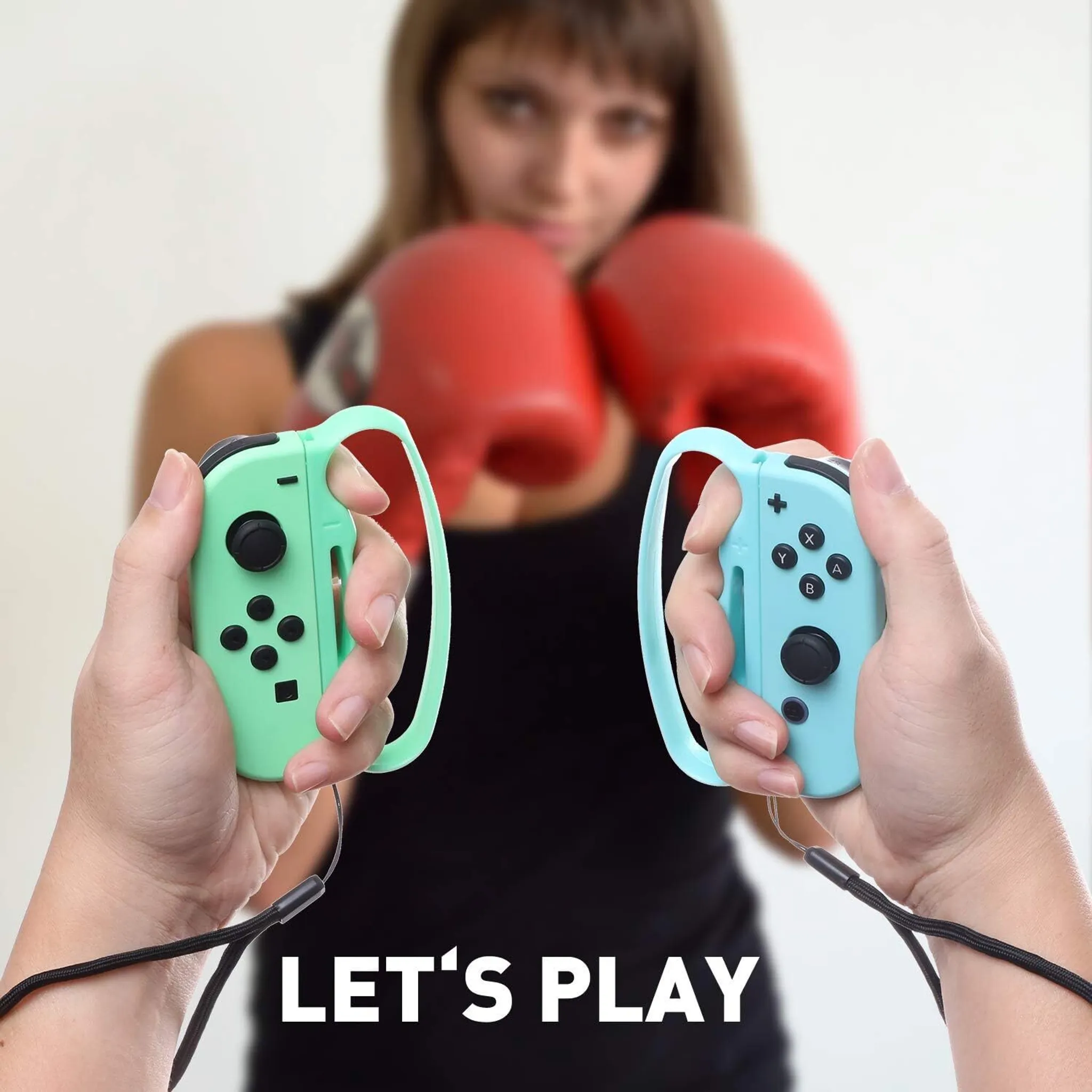 Eine Person hält zwei Gamecontroller. Einer ist grün, der andere blau, mit dem Text „Let's Play“ darunter.