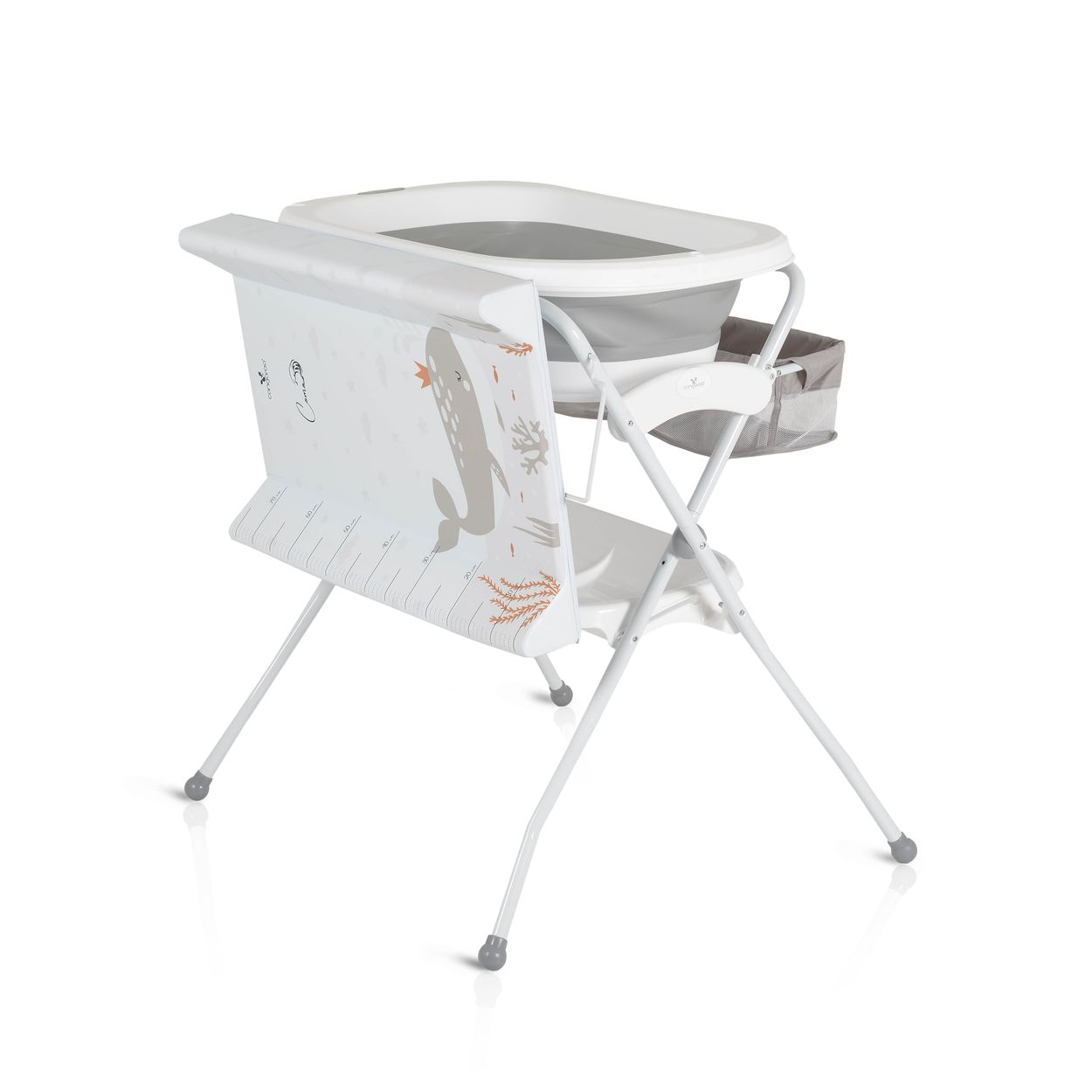 Babybadewanne mit Ständer. Weißer Rahmen, gemusterter Stoff, Wal-Design. Auf weißem Hintergrund.