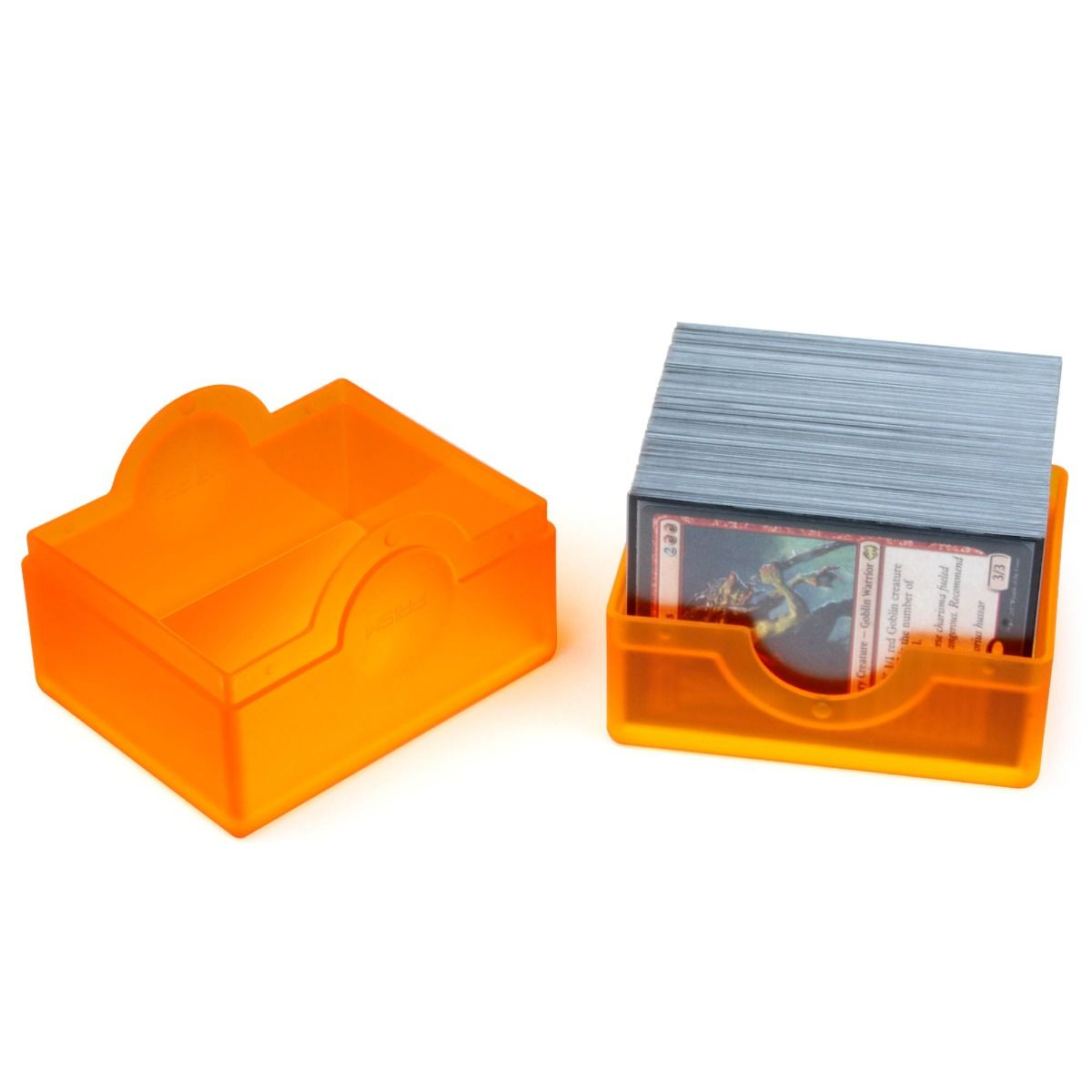 Eine orangefarbene Kartenaufbewahrungsbox, eine geöffnet mit Karten, die andere geschlossen, alles auf einer weißen Oberfläche.