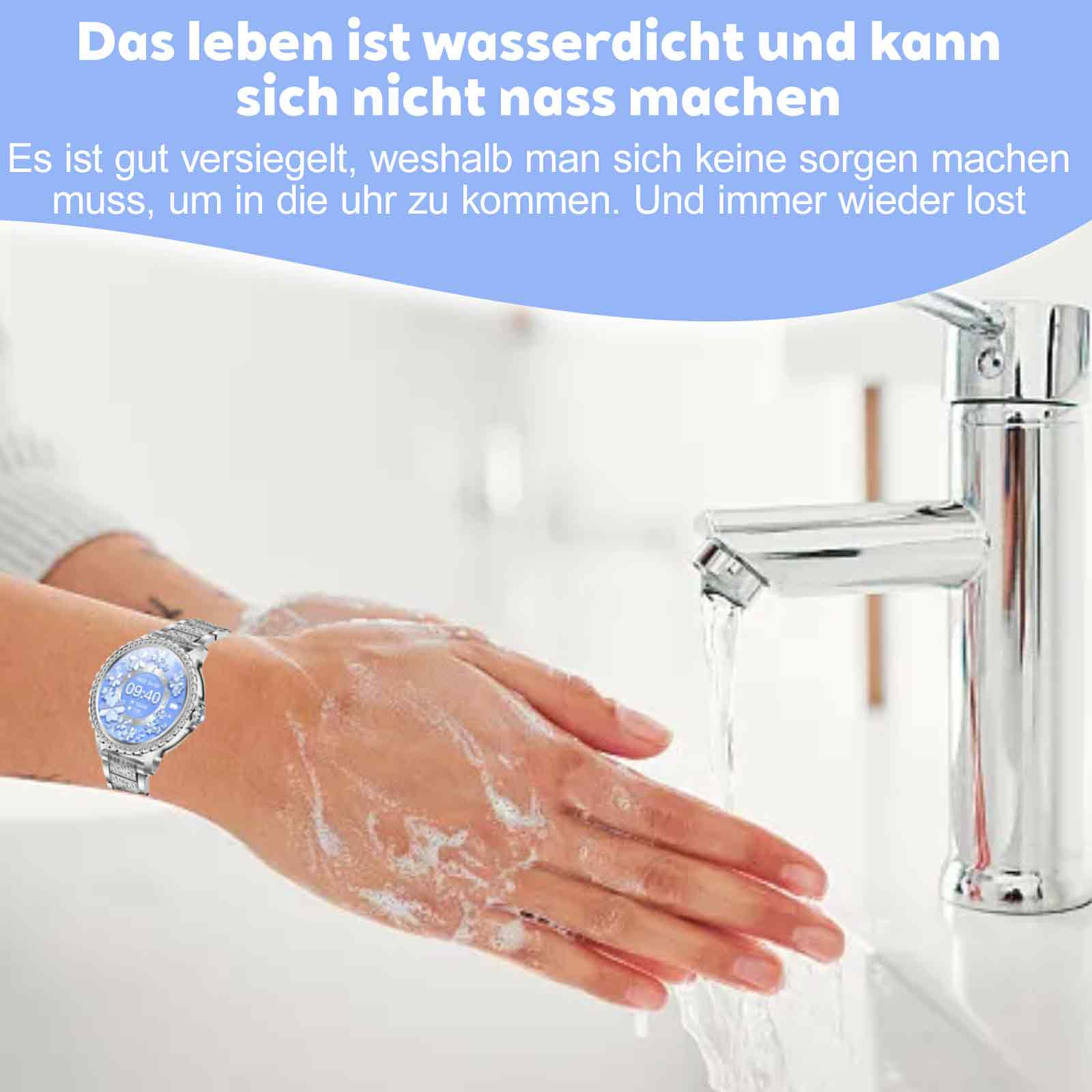 Eine Uhr am Handgelenk. Hände werden unter einem Wasserhahn gewaschen. Wasser fließt.