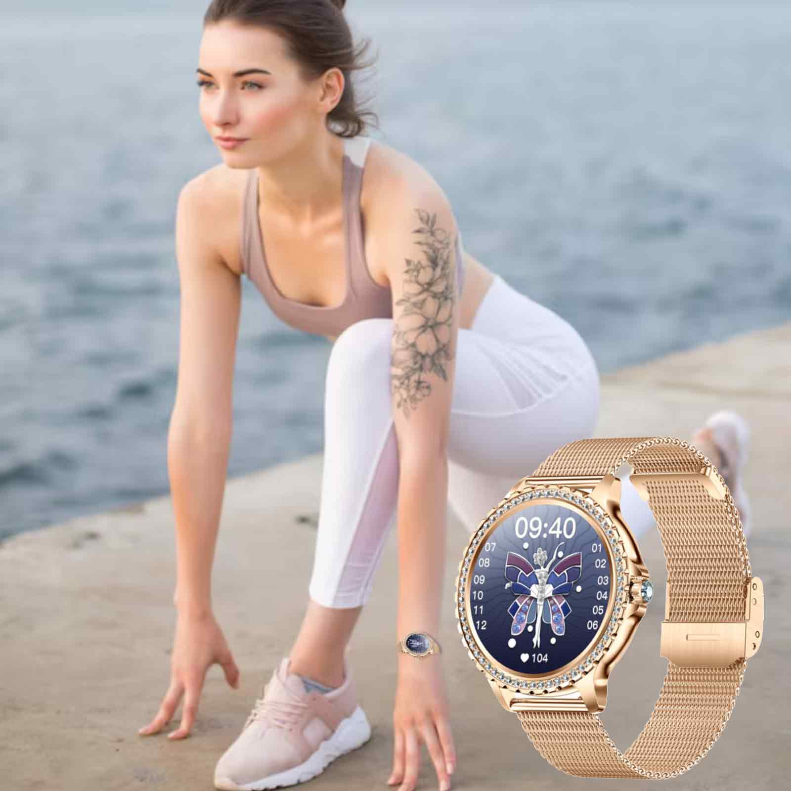 Frau in Sportkleidung, in Wassernähe, mit goldener Armbanduhr, die Zeit und Daten anzeigt.