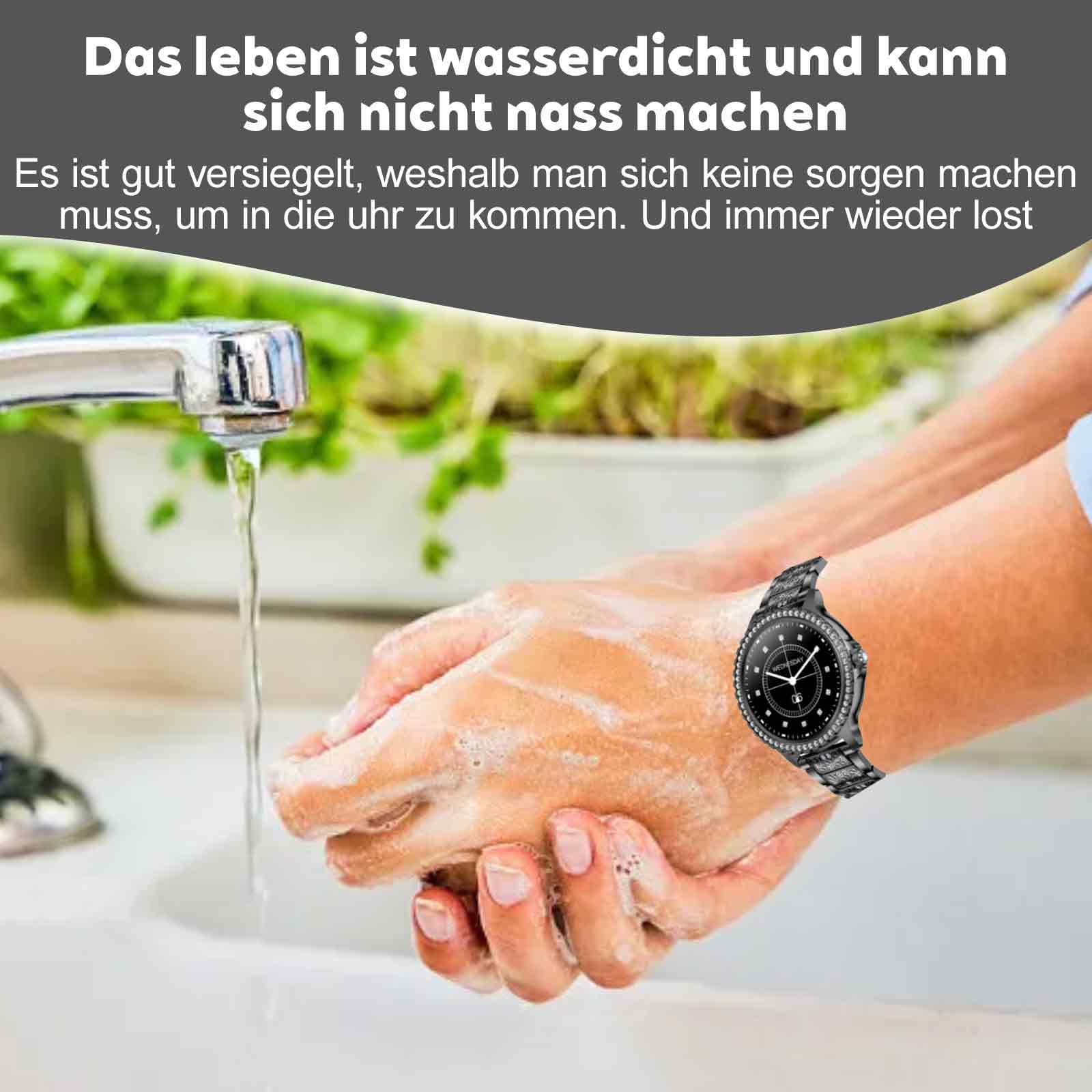 Hände einer Frau, die eine schwarze Smartwatch unter fließendem Wasser wäscht. Text auf Deutsch oben.