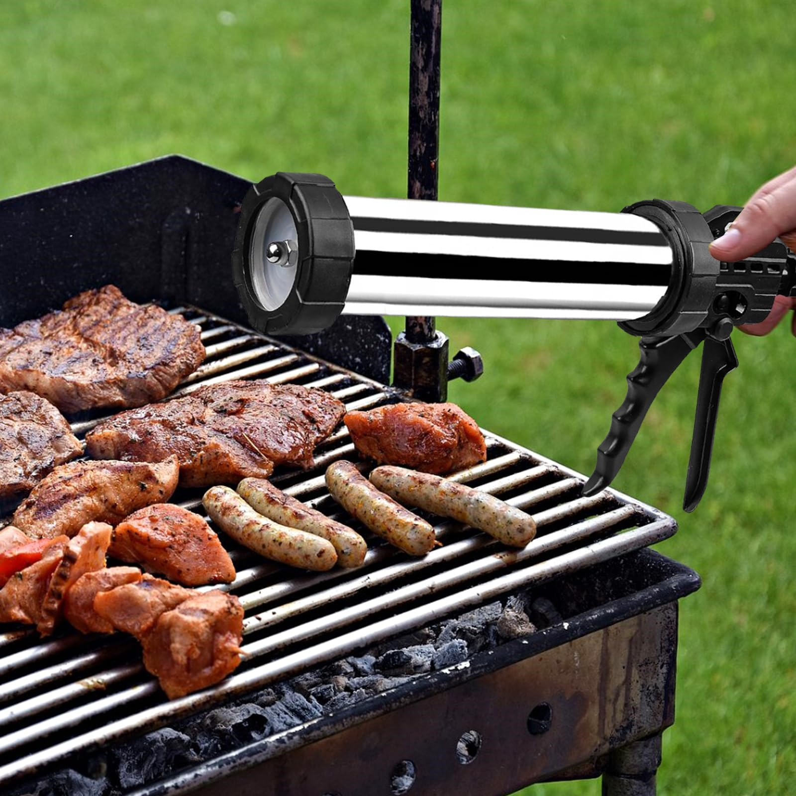 Ein Wurstfüller wird verwendet, um Würste über einem Grill mit gegrilltem Fleisch zu füllen.