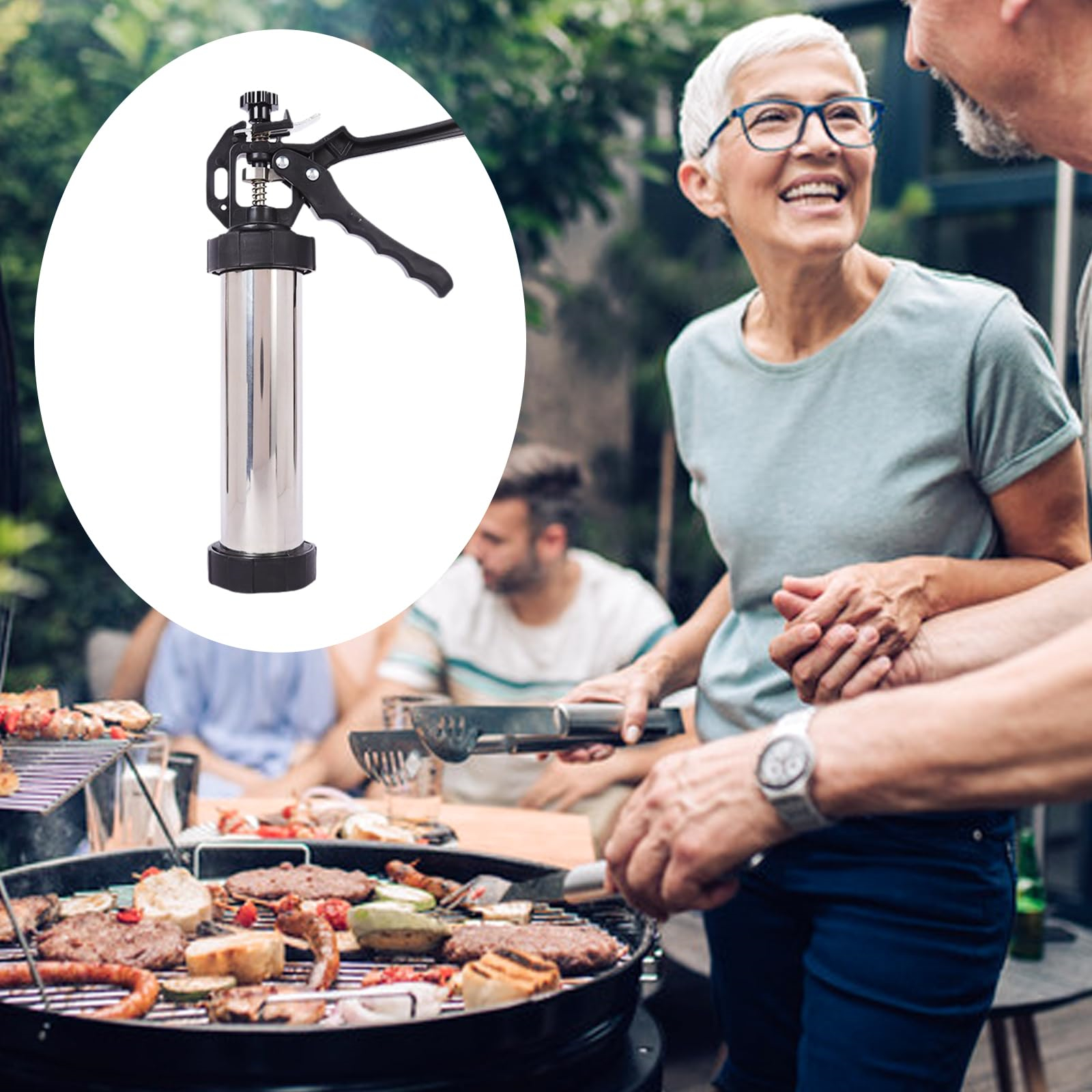 Frau lächelt einen Mann an, benutzt einen Wurstfüller, im Hintergrund Grill und Essen.