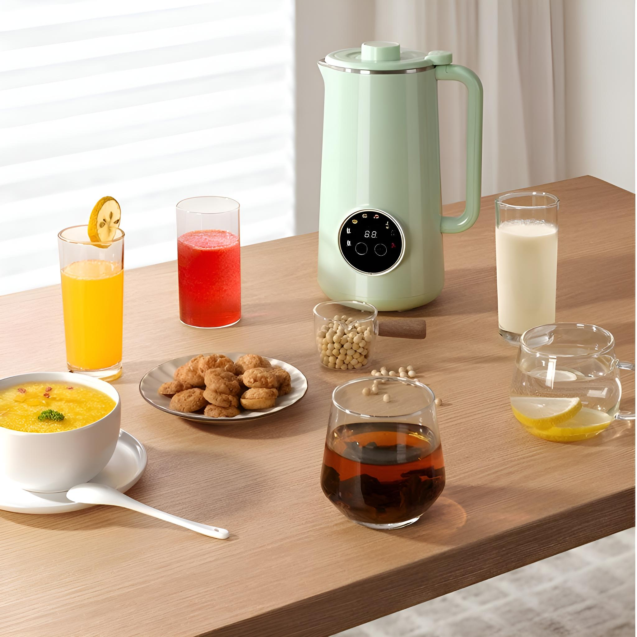 Tisch mit Suppenschüssel, Keksen, Saft, Milchglas, Wasserkocher und Teetasse.