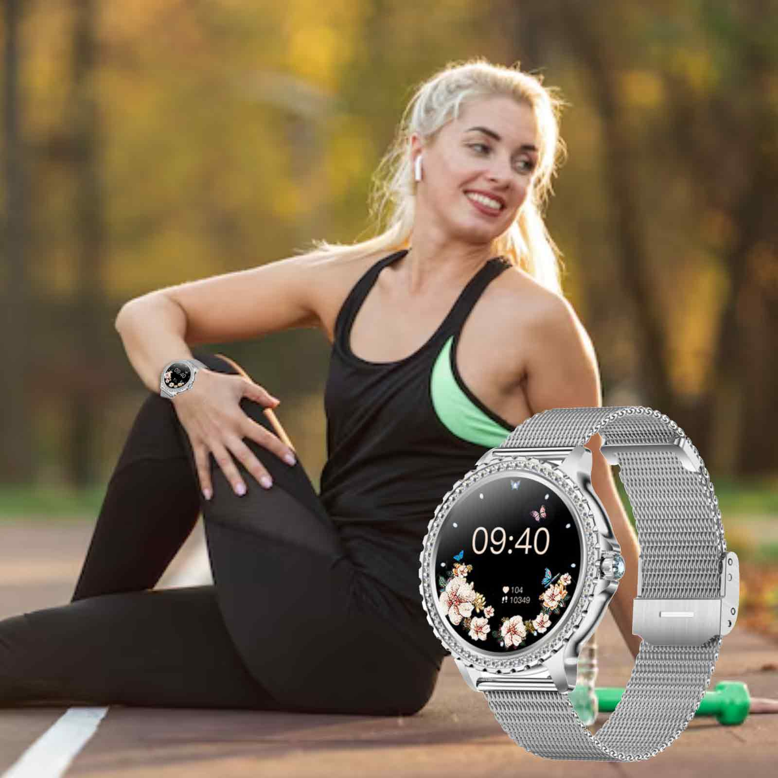Blonde Frau beim Training im Freien, trägt Smartwatch mit silbernem Armband.