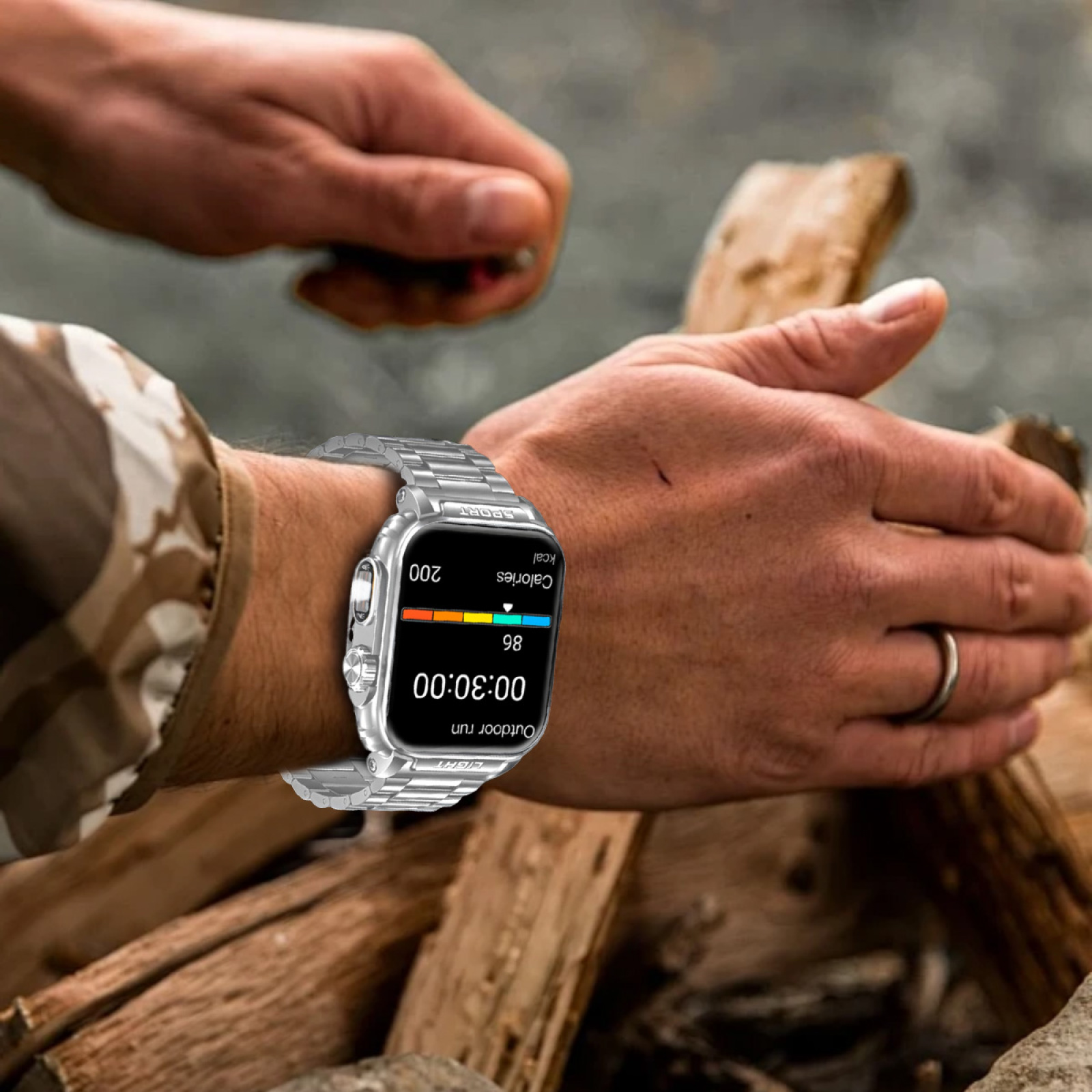 Silberne Smartwatch mit Outdoor-Laufstatistiken auf dem Bildschirm, am Handgelenk einer Person in der Nähe von Holz.