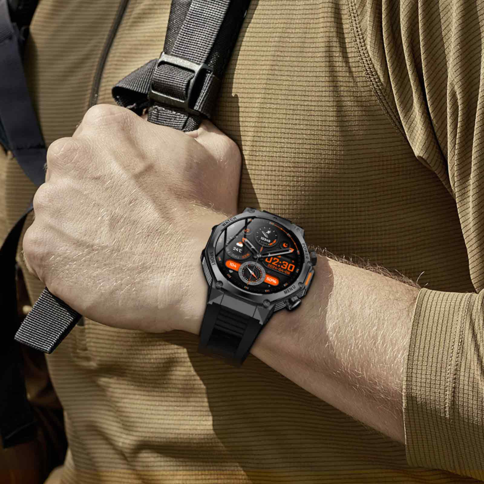 Eine schwarze Smartwatch am Handgelenk eines Mannes, das Display zeigt die Uhrzeit und den Prozentsatz.