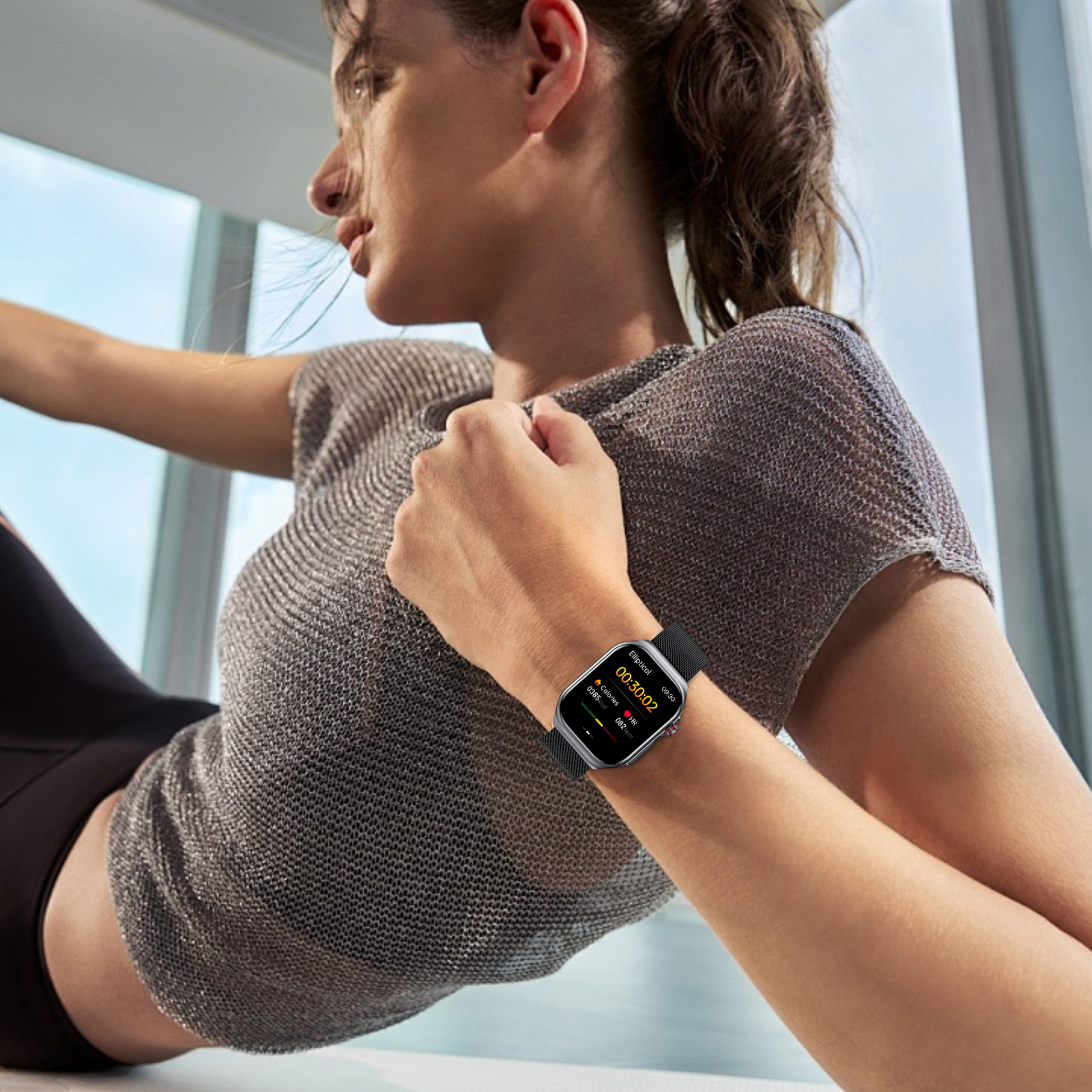 Frau trägt Smartwatch am Handgelenk. Die Uhr zeigt Zeit- und Aktivitätsdaten an. Sie trainiert.