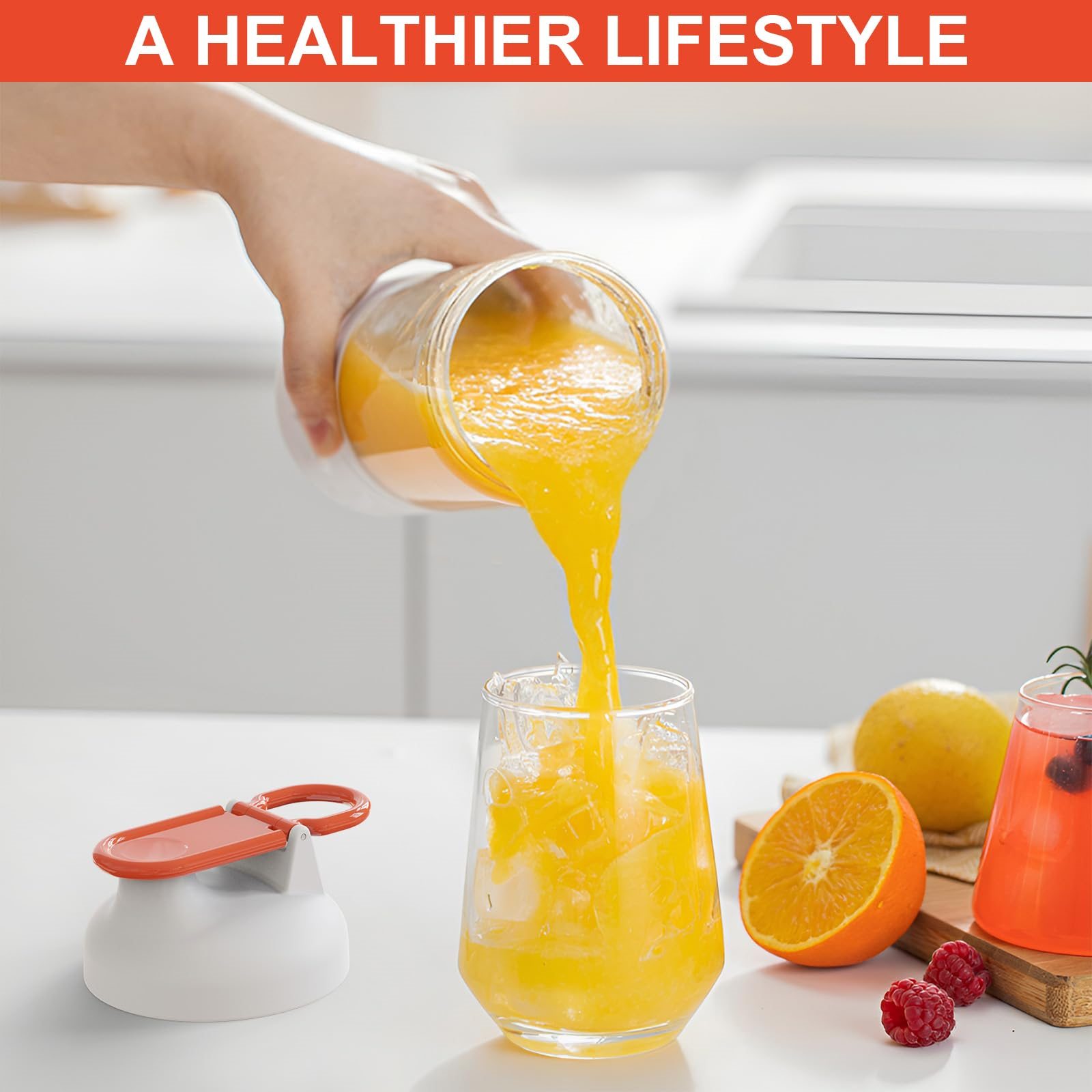 Orangensaft wird aus einem Glas in ein Glas gegossen. Orangen und Himbeeren liegen auf dem Tisch.