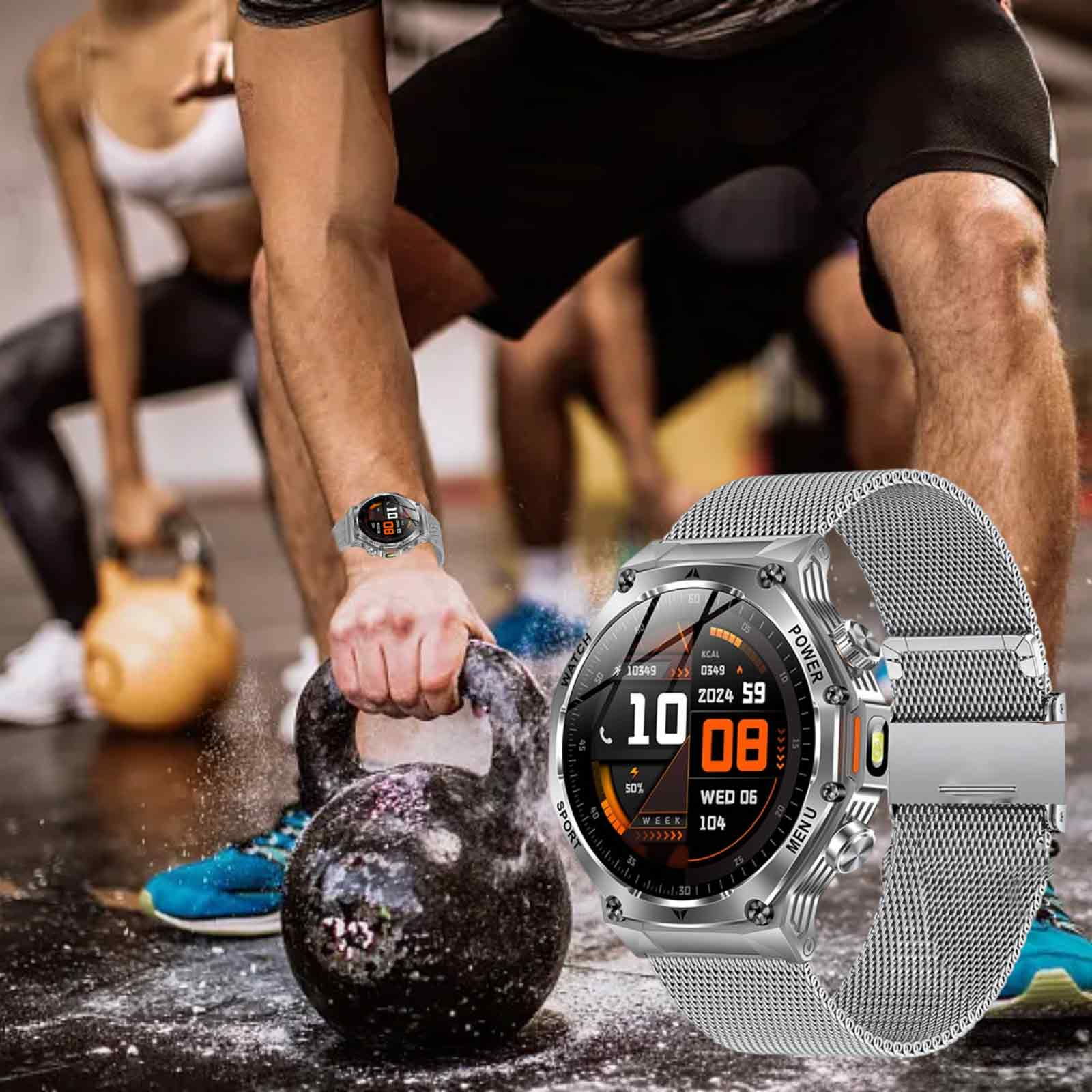 Eine Person, die eine Smartwatch trägt, hebt Gewichte. Andere Personen trainieren im Hintergrund.