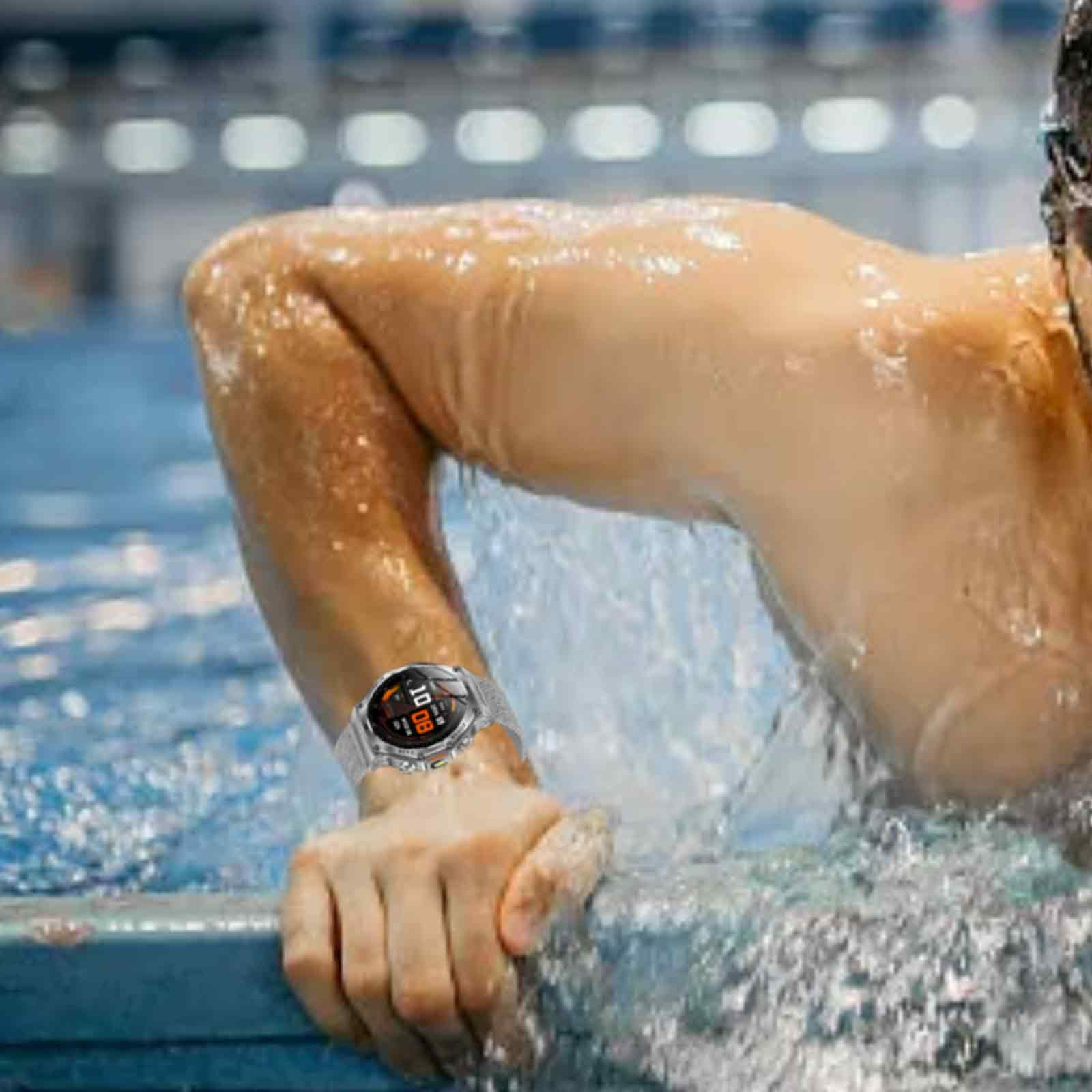 Eine Person schwimmt in einem Pool mit einer Smartwatch am Handgelenk. Die Uhr zeigt Daten an.