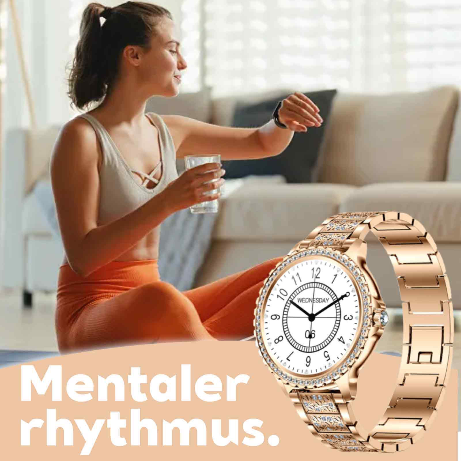 Frau sitzt drinnen und trägt eine goldene Smartwatch. Ein Glas Wasser steht neben ihr. Sie praktiziert Yoga.