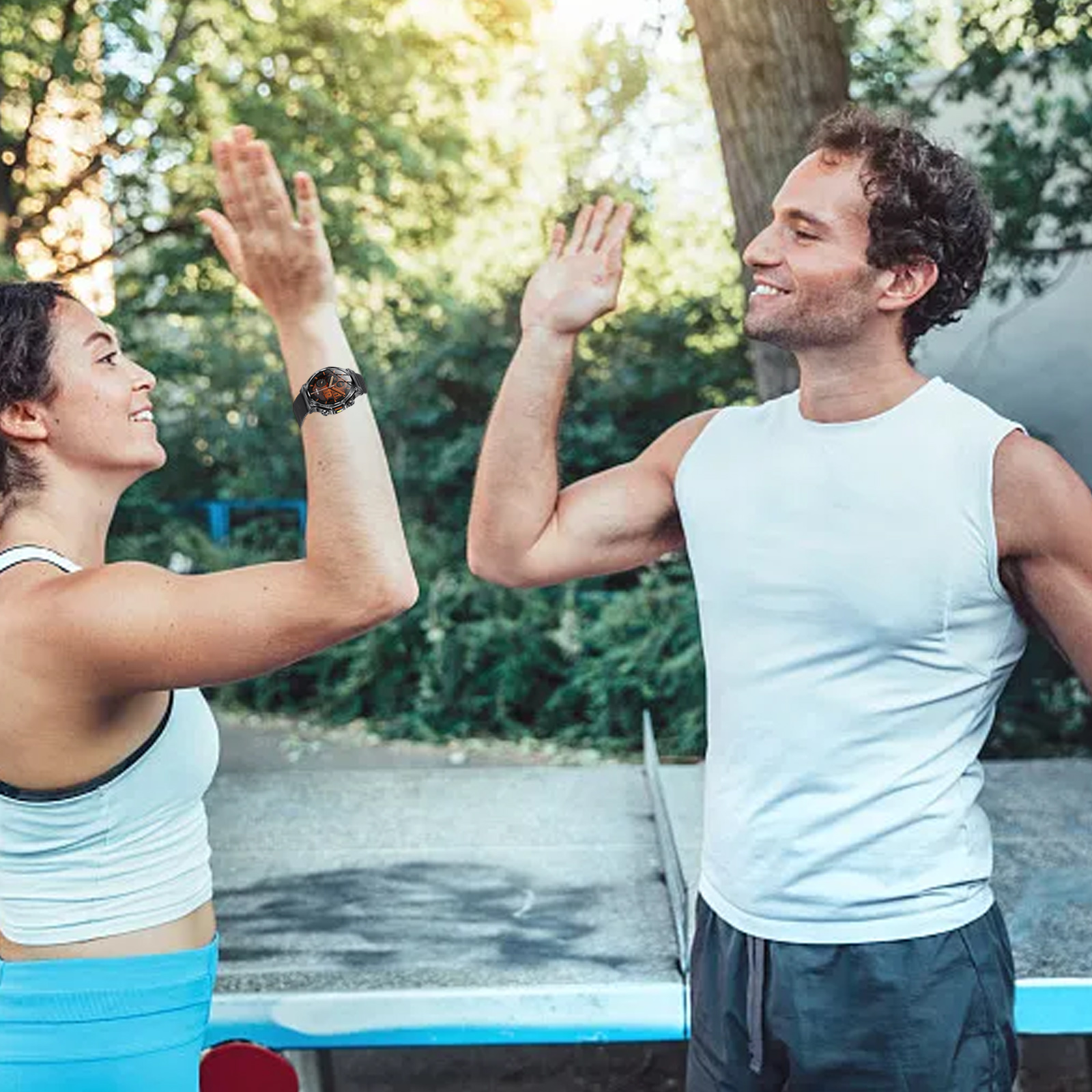 Zwei Personen geben sich High-Five, eine davon trägt eine Smartwatch mit einzigartigem Design am Handgelenk.