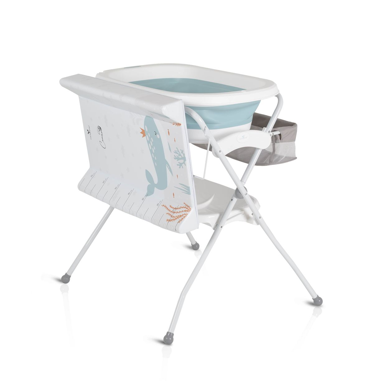 Eine Babybadewanne auf einem Ständer mit Wal-Design und Zubehör.