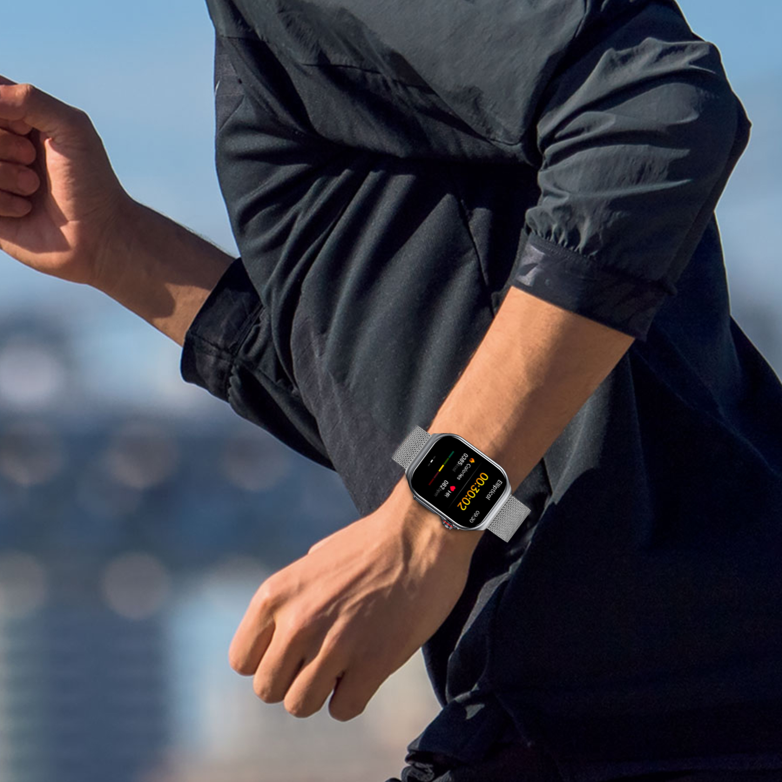 Ein Mann mit einer Smartwatch beim Laufen im Freien, verschwommener Hintergrund.