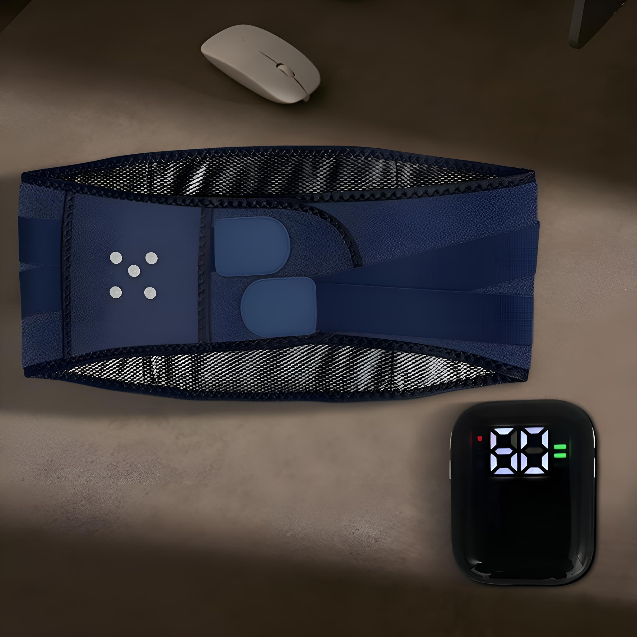 Eine blaue Rückenstütze liegt auf einem Schreibtisch mit einer kabellosen Maus und einem Controller. Brauner Hintergrund.