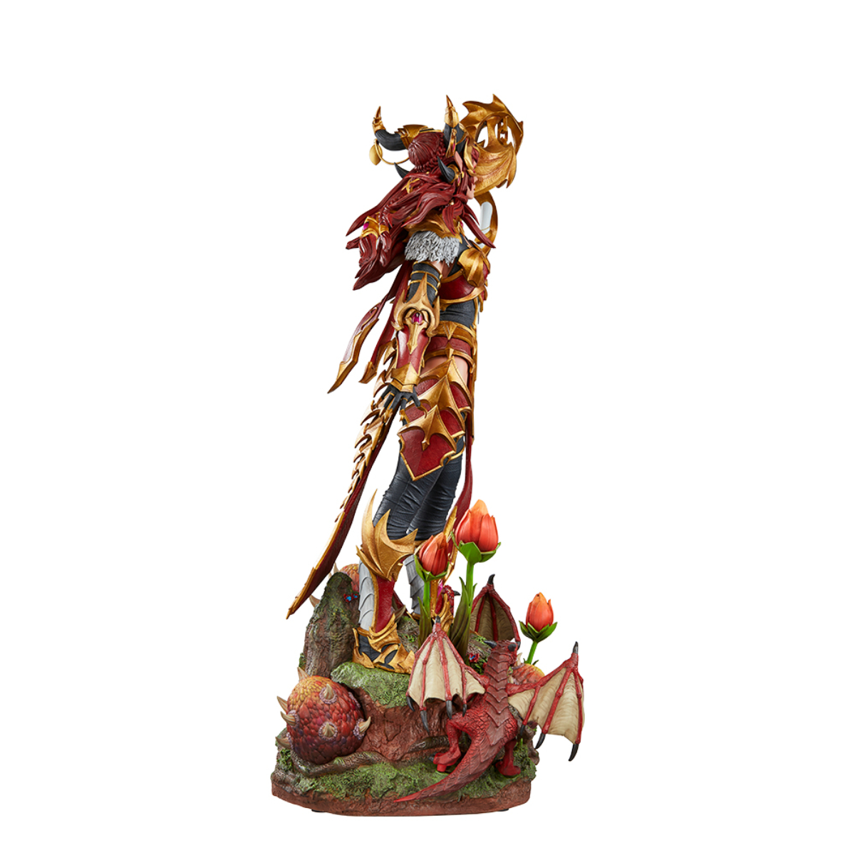 Eine Statue einer Kriegerin mit rotem Haar, goldener Rüstung und roten Drachen am Sockel.