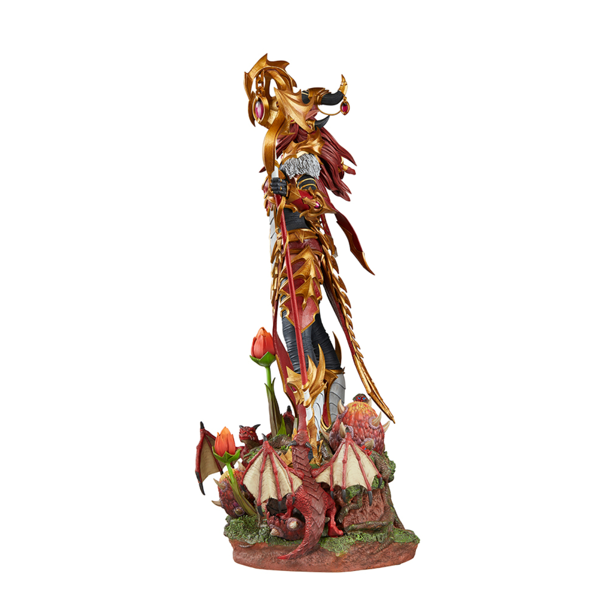 Statue einer Kriegerin mit rotem Haar, goldener Rüstung, Stab haltend, mit roten Drachen am Sockel.