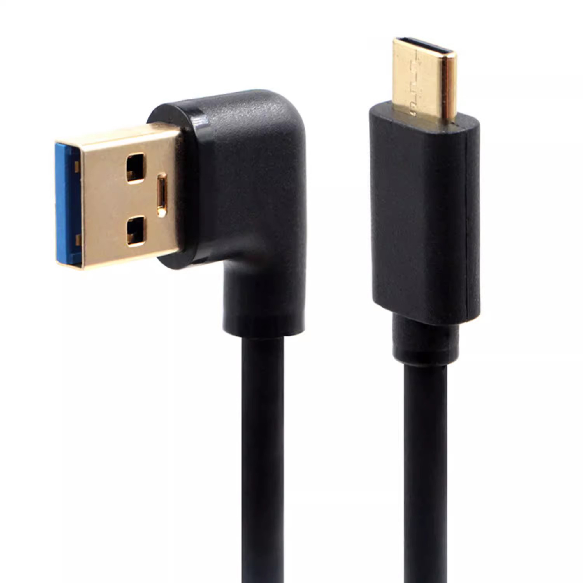 Schwarzes USB-A-zu-USB-C-Winkelkabel. USB-A-Ende hat blauen Kunststoff.