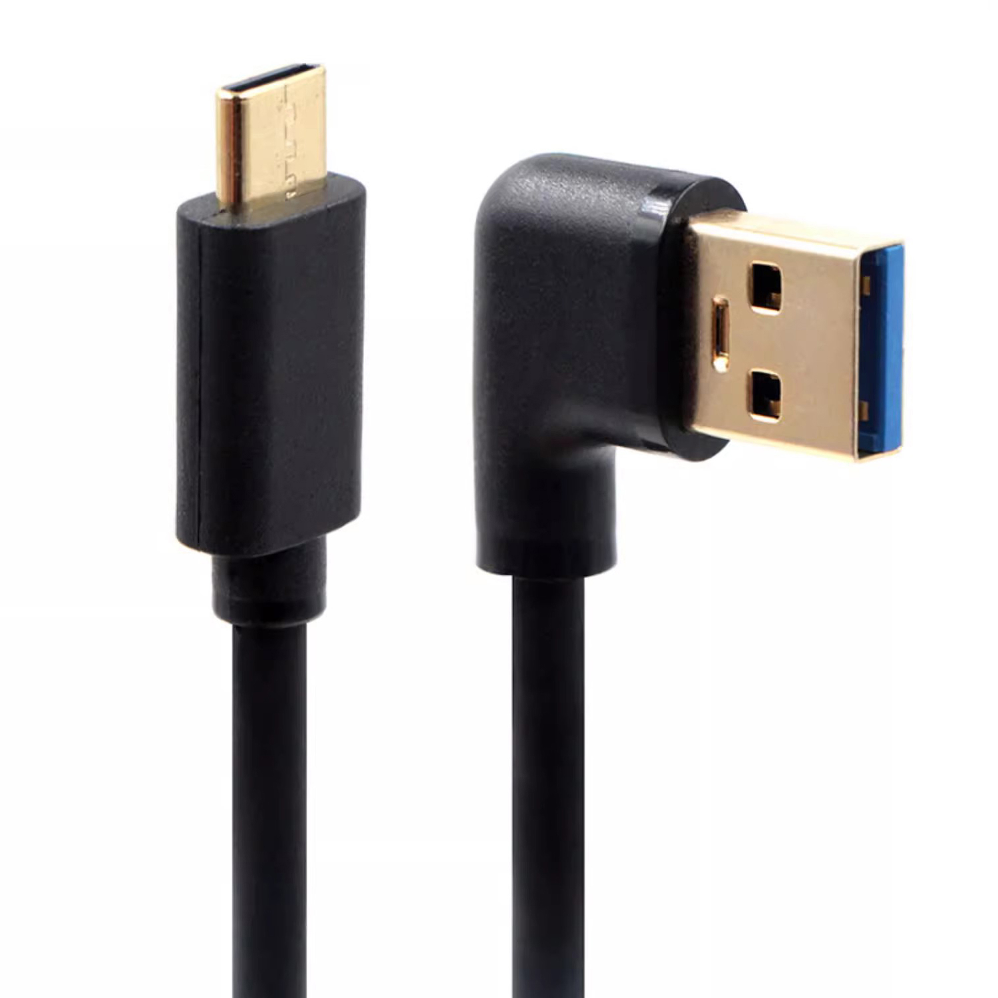 Schwarzes USB-A-zu-USB-C-Winkelkabel. USB-A-Ende hat blauen Kunststoff.