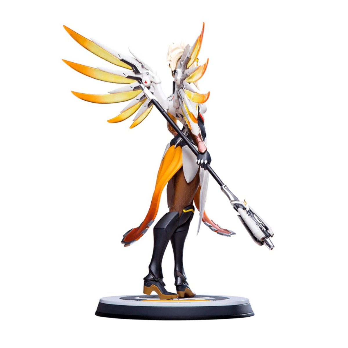 Mercy-Statue von Overwatch, eine Frau mit weißen und orangenen Flügeln und Uniform.
