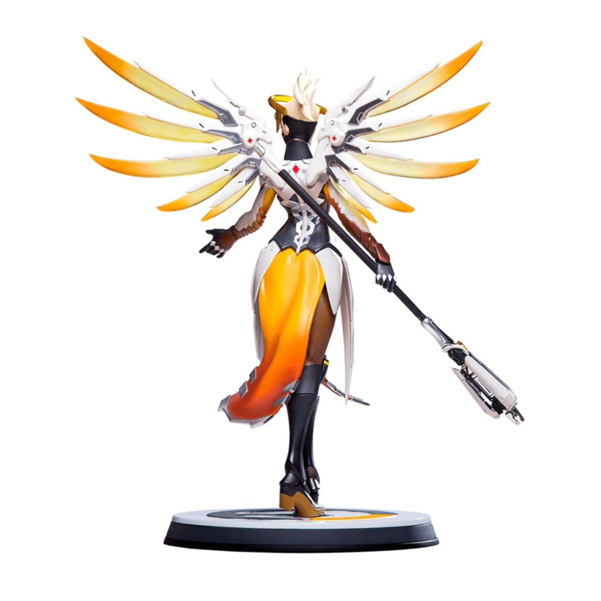 Rückansicht der Mercy-Statue, orange und weiße Flügel, ein Stab und eine weiß-orange Uniform.