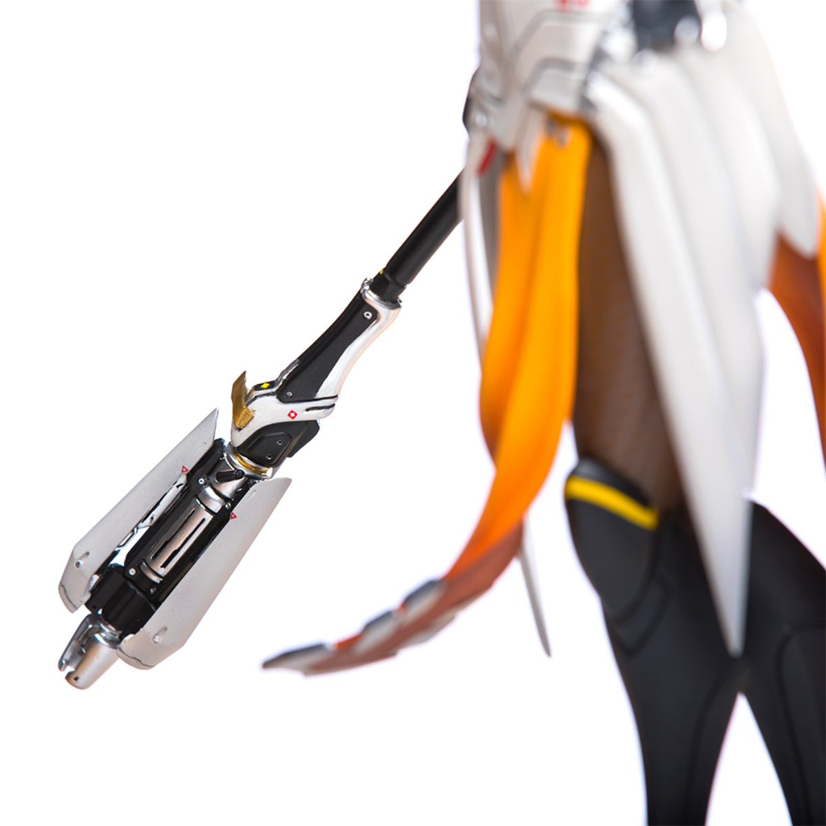 Nahaufnahme eines Stabs, der von einer Engelsstatue gehalten wird. Der Stab ist metallisch und hat komplizierte Details.