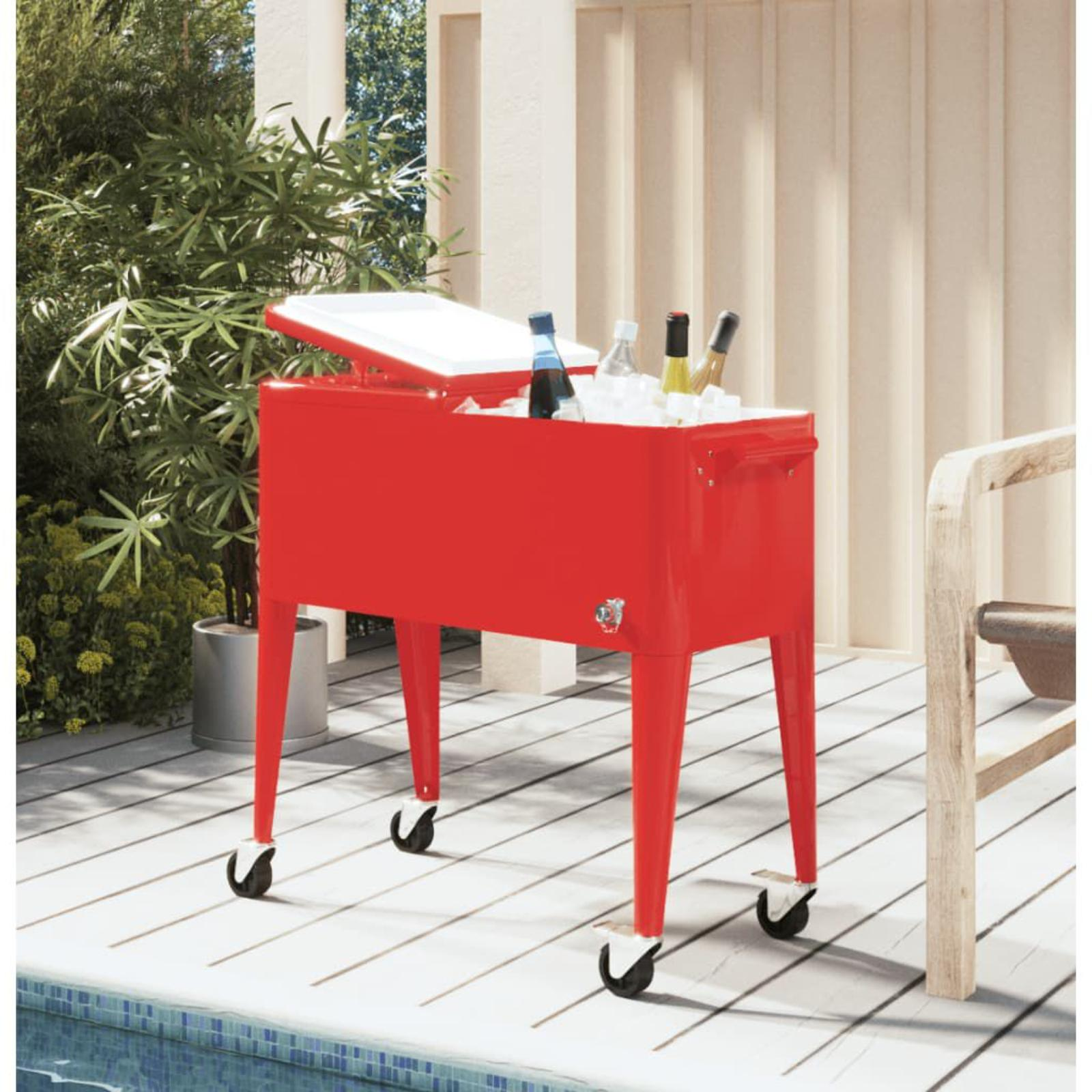 Ein roter Kühler auf Rädern im Freien, gefüllt mit Getränken, steht auf einem Holzdeck in der Nähe eines Pools.