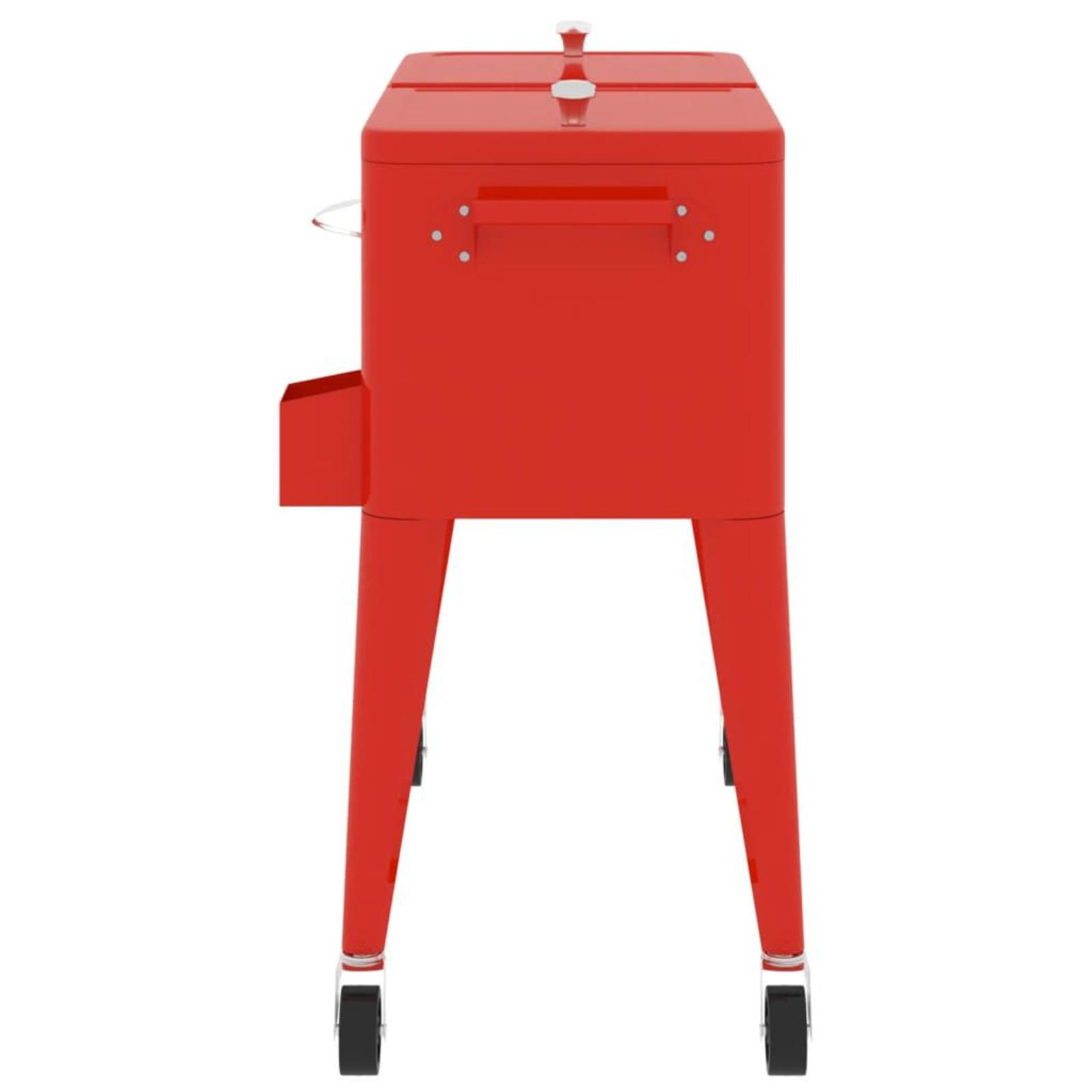 Ein roter Kühler mit geschlossenem Deckel, Griff und Seitenfach, auf einer Holzoberfläche.