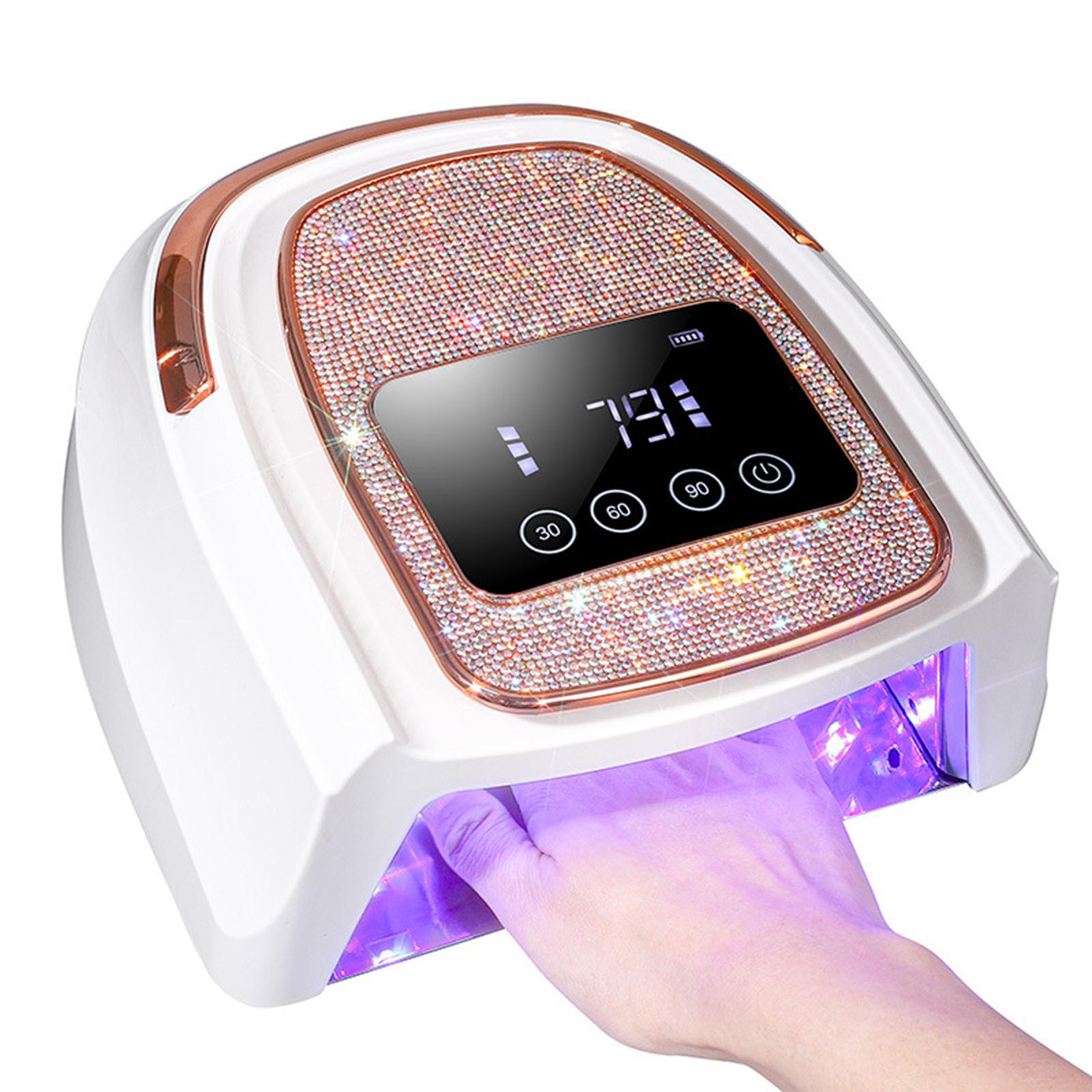 Hand in einem Nageltrockner. Digitalanzeige zeigt Zahlen. Lila Licht sichtbar.