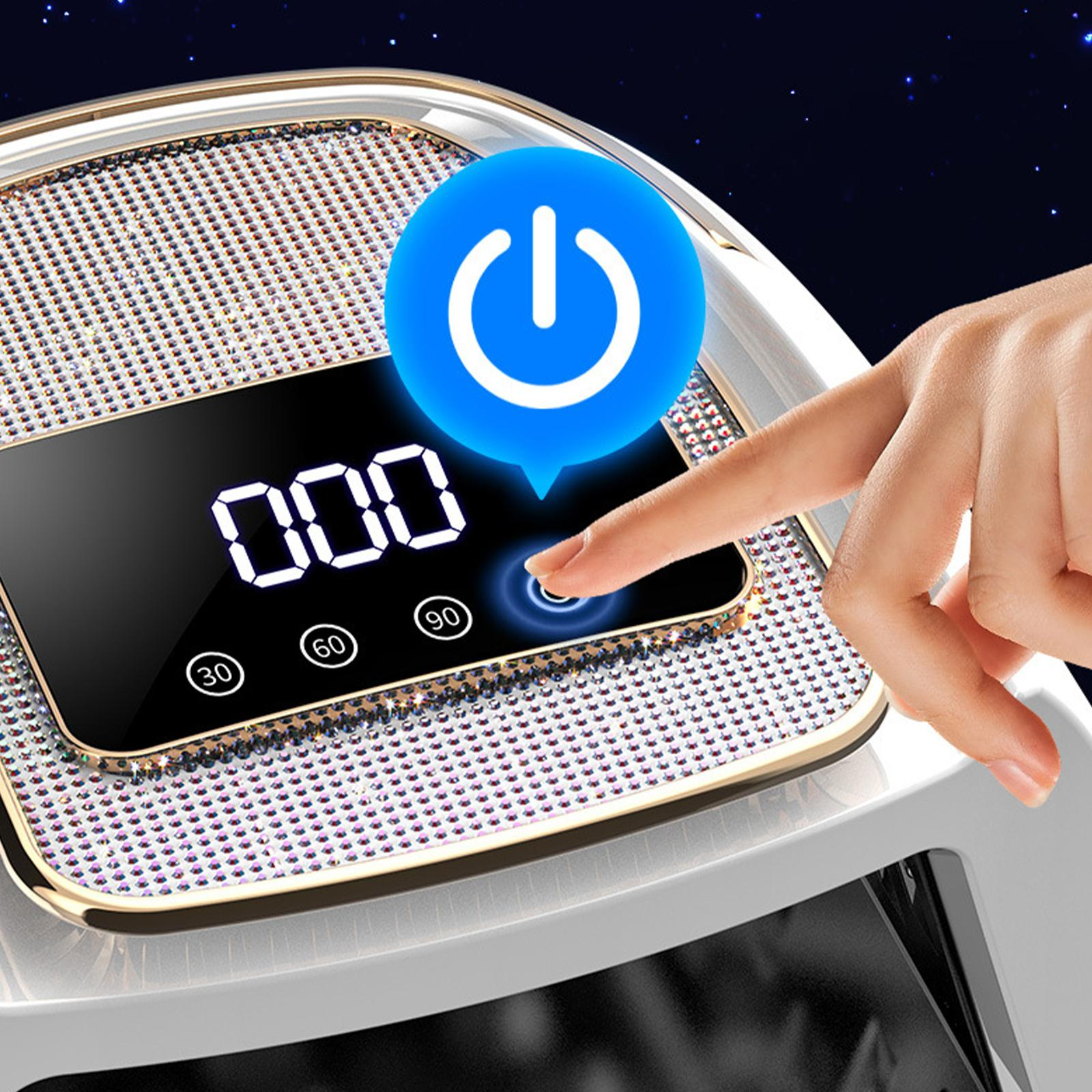 Hand berührt Ein-Aus-Taste eines Nageltrockners. Digitalanzeige zeigt Zahlen.