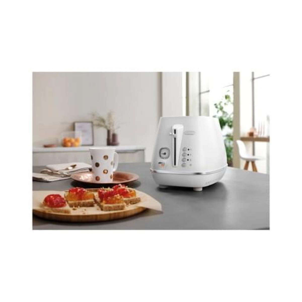 Weißer Toaster, Toast mit Gelee, Kaffeetasse und Küchenszene.