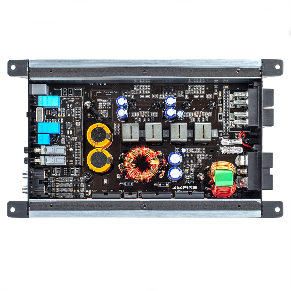 Eine elektronische Leiterplatte mit verschiedenen Komponenten. Drähte, Chips und Spulen sind sichtbar. Der Hintergrund ist weiß.