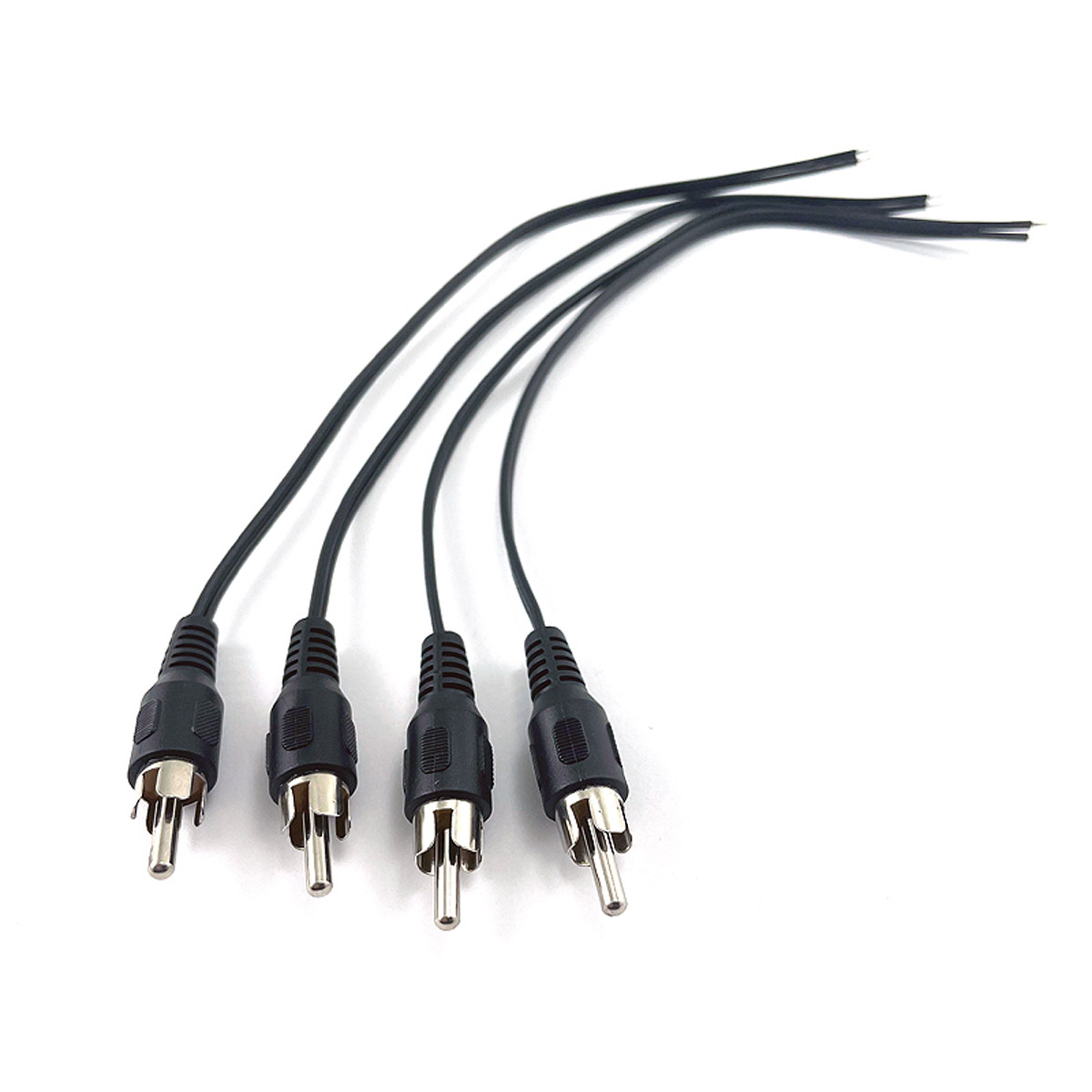 Vier schwarze Audiokabel mit Cinch-Anschlüssen vor weißem Hintergrund.