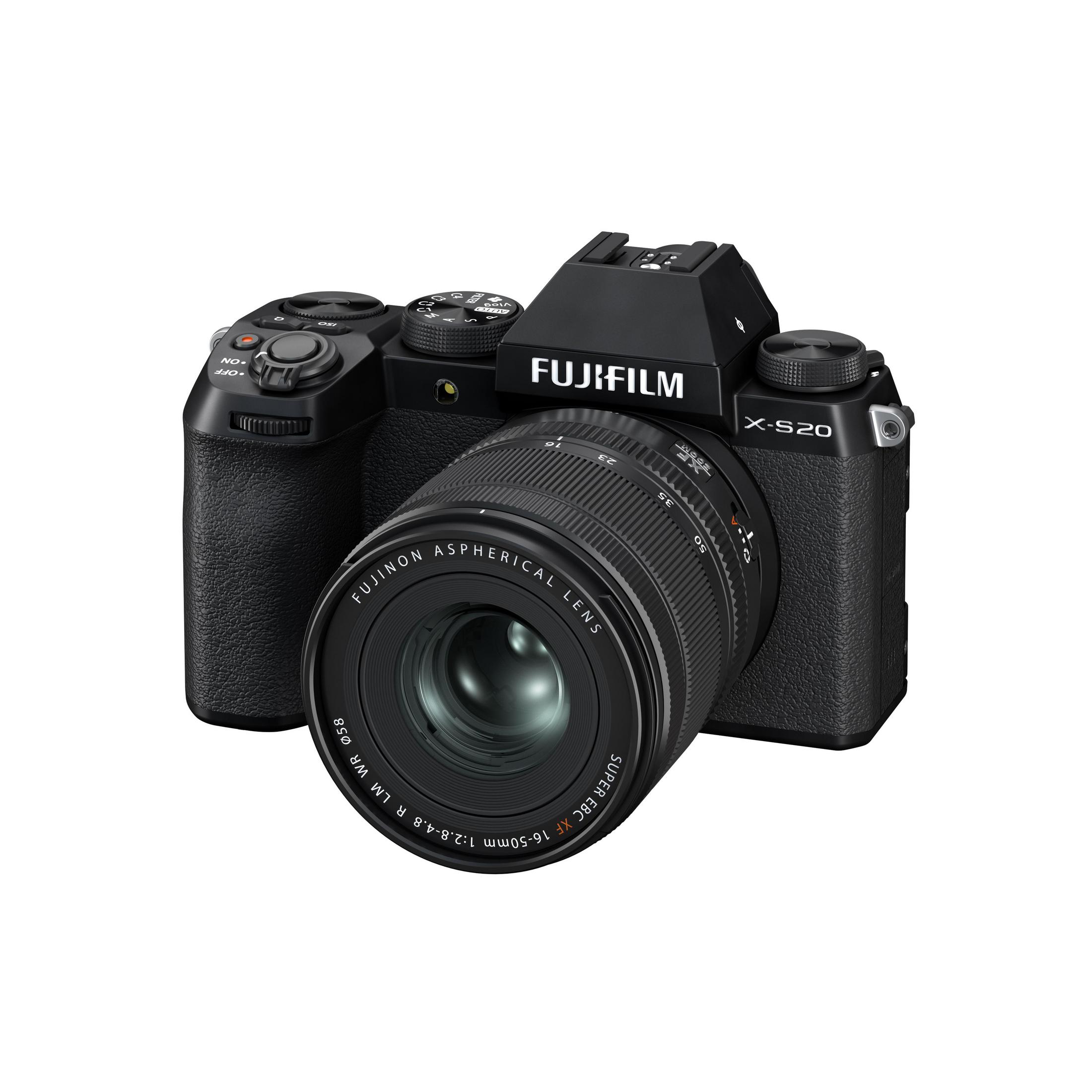 Schwarze Fujifilm X-S20 Kamera, schräge Ansicht. Das Objektiv ist schwarz. Markenname oben.