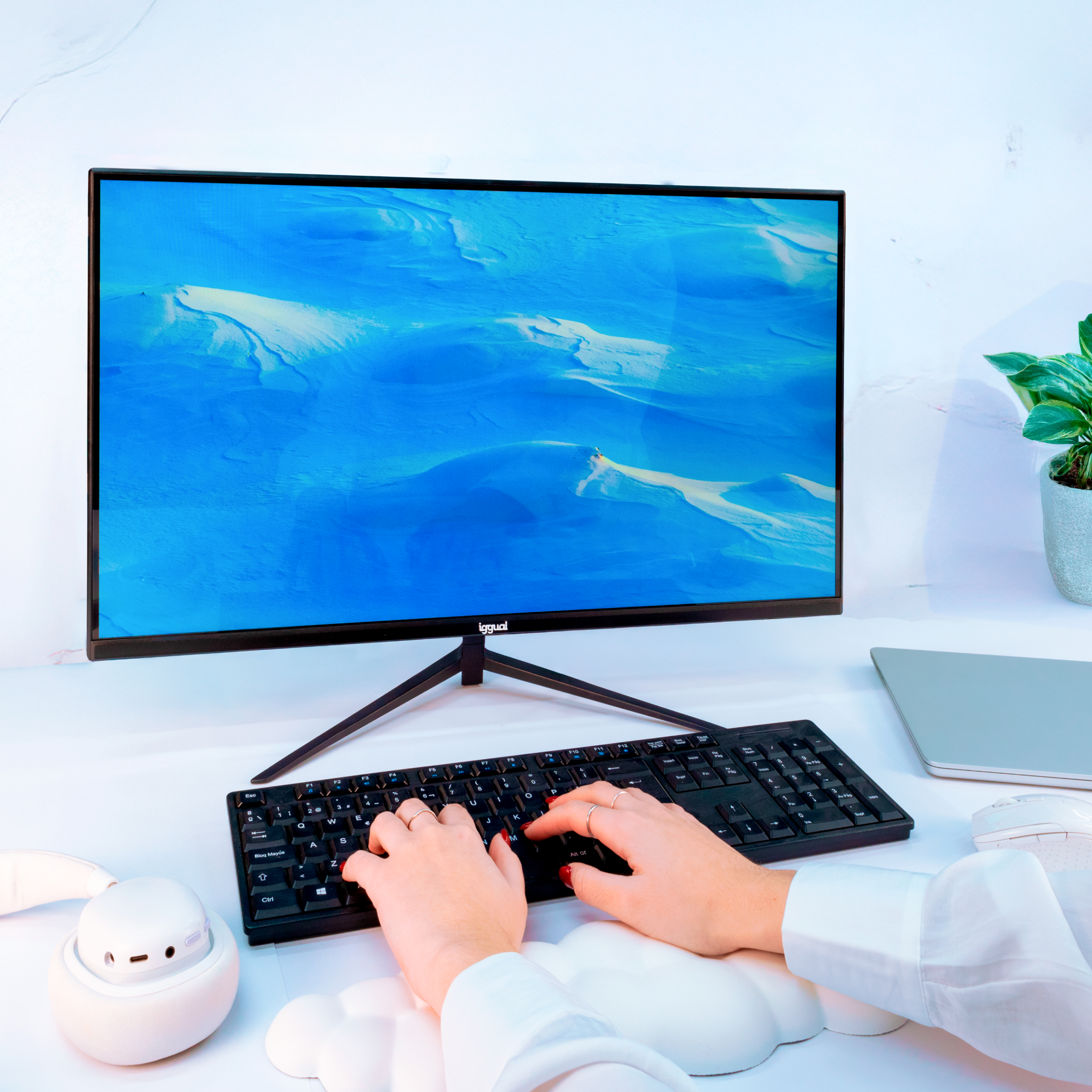 Persona che usa tastiera e mouse con un monitor che mostra blu.