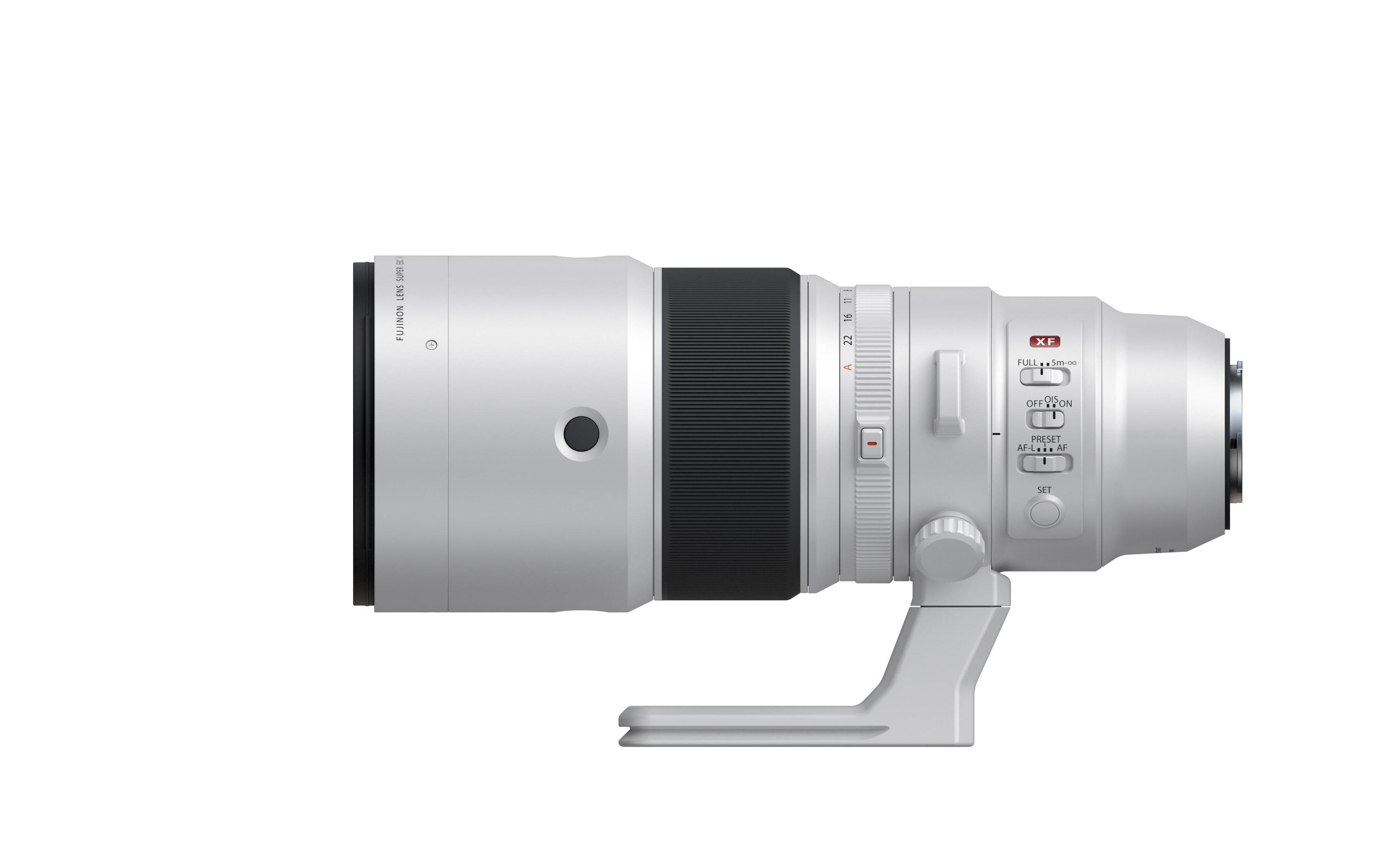 Witte Fujifilm lens met zwarte grip. Een witte standaard is aan de basis bevestigd.
