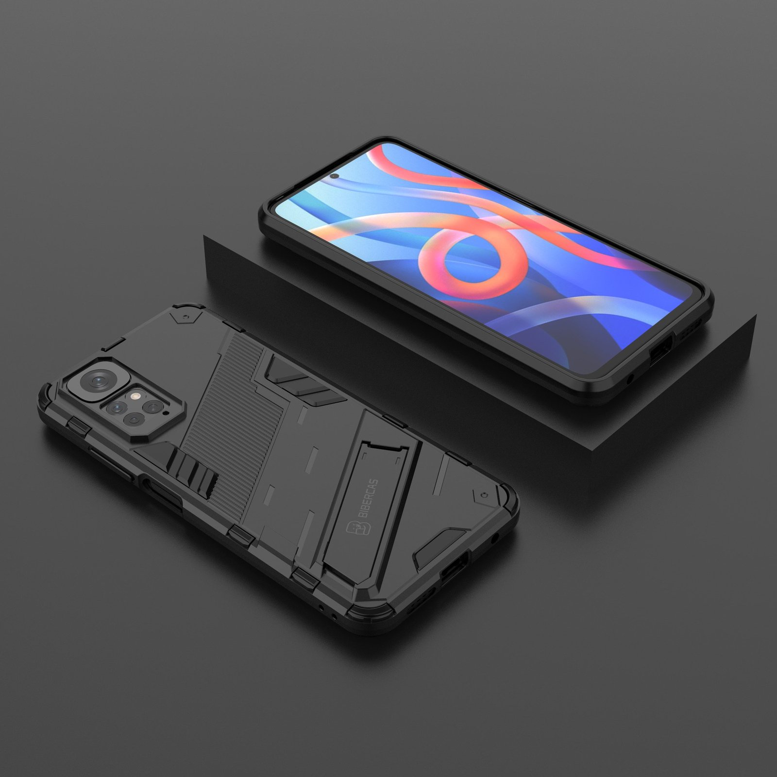 Funda negra con soporte, teléfono encima. Un segundo teléfono visible en el fondo.
