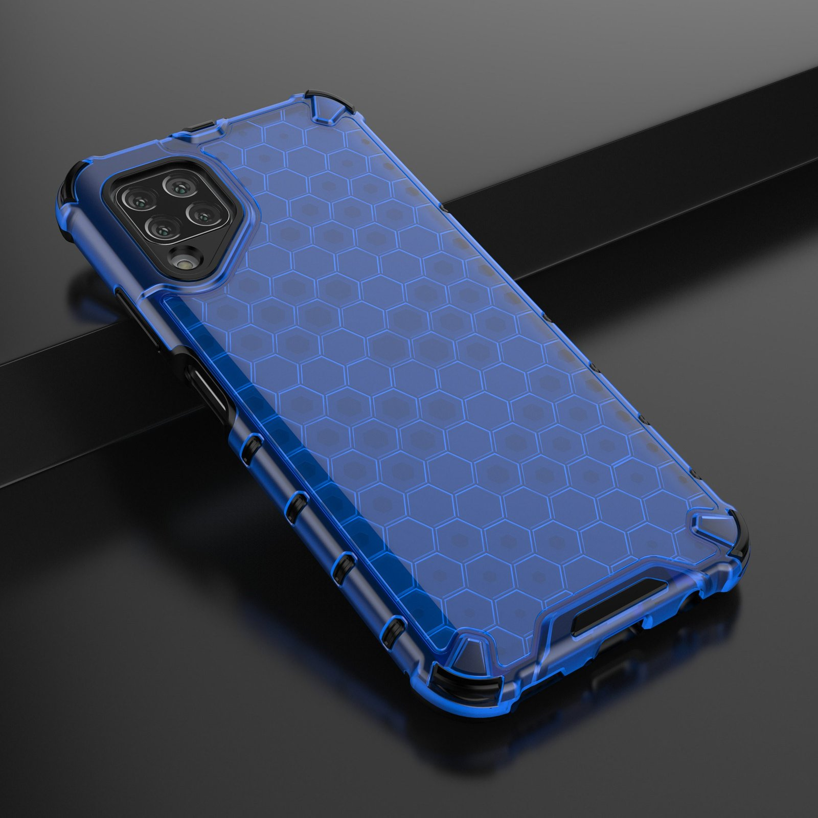 Funda azul de panal, fondo negro.