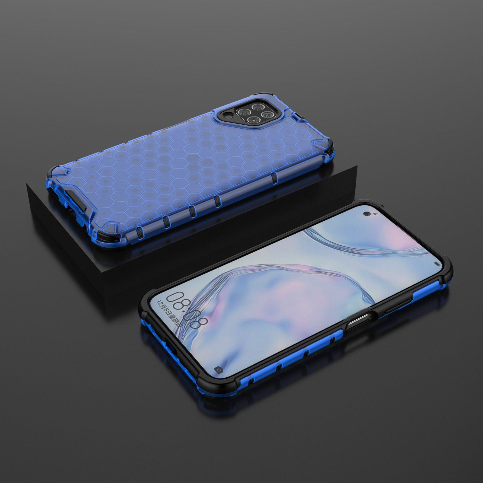 Funda azul de panal en teléfono. Fondo negro.
