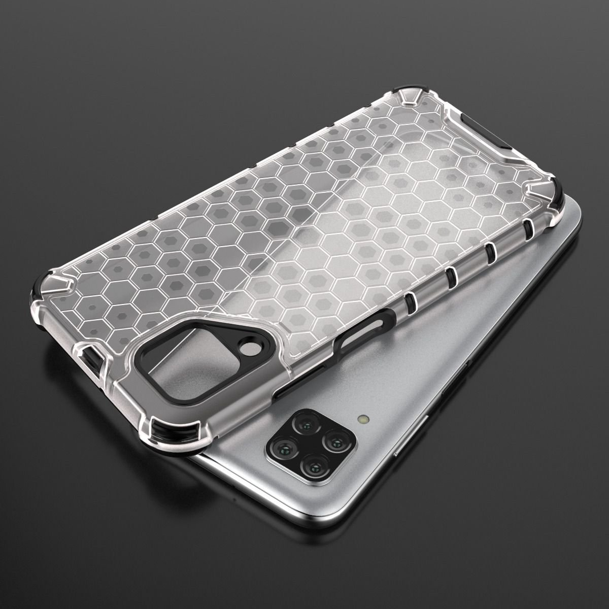 Funda de teléfono con patrón de panal. Teléfono plateado debajo. Fondo negro.