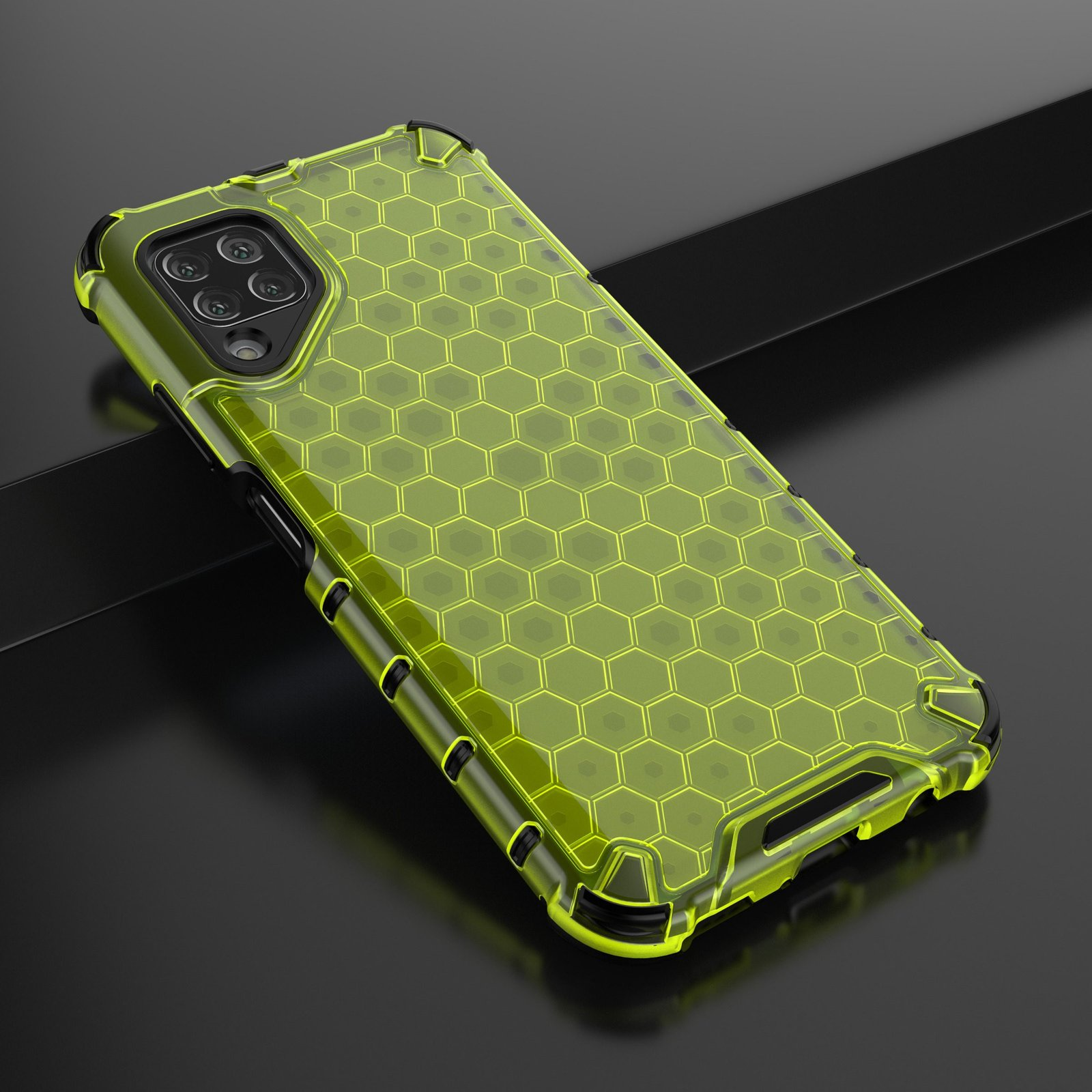 Un teléfono con una funda con un patrón de panal, en un diseño verde lima y negro.