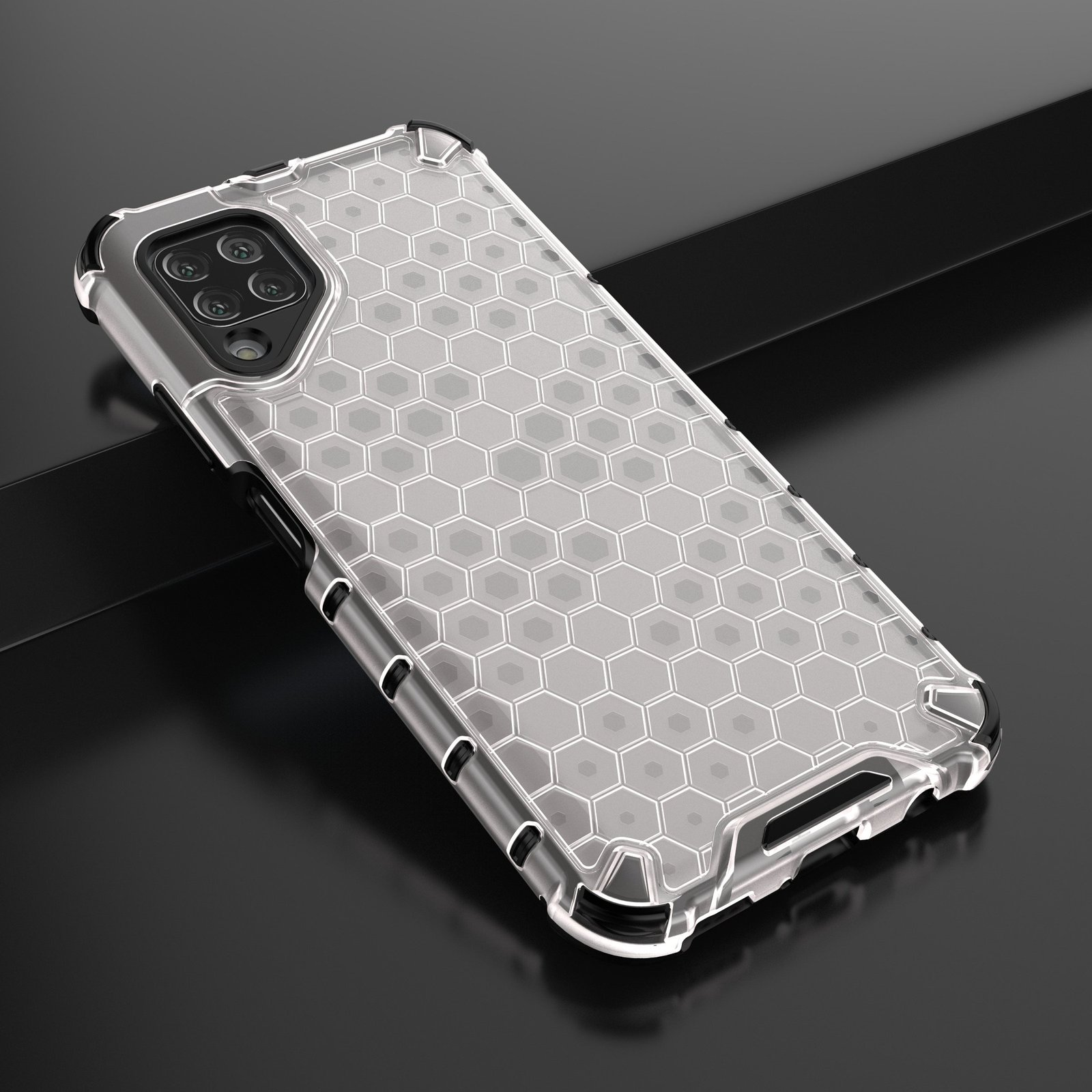 Funda transparente para teléfono con diseño de panal. Marco negro y gris. Fondo negro. Toma angular.