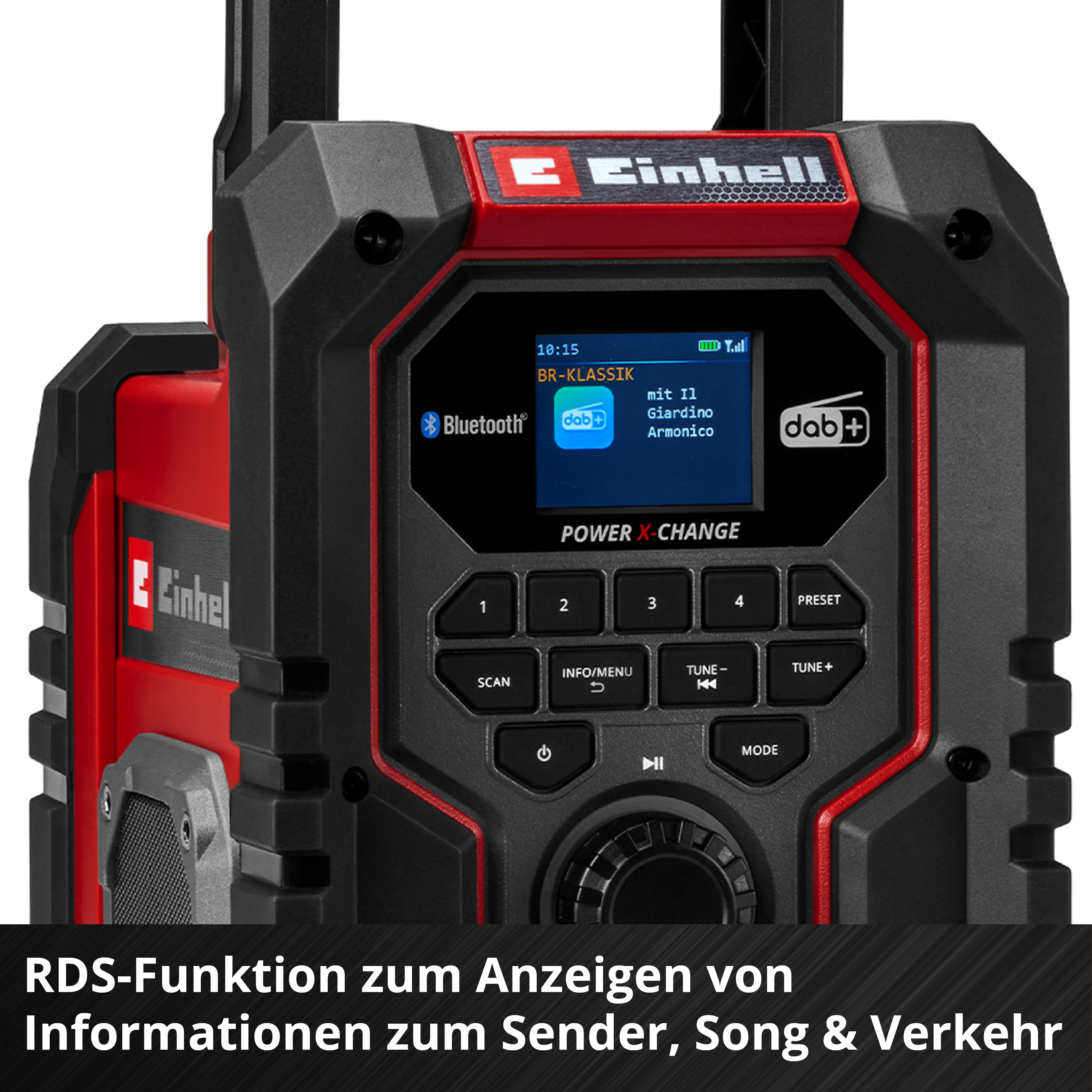 Nahaufnahme eines Radiobildschirms mit Informationen, einschließlich eines Bluetooth- und DAB+-Logos.