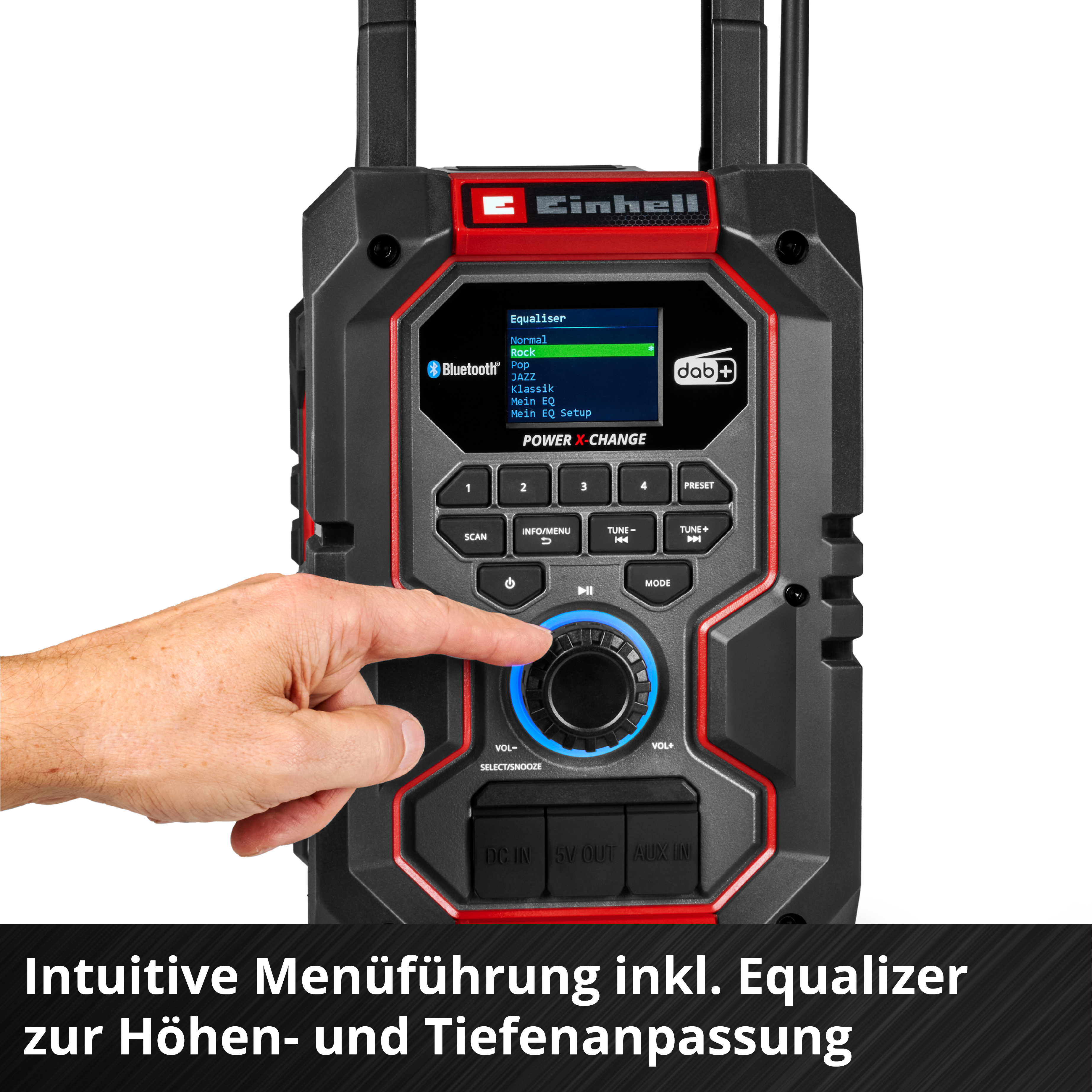 Ein rot-schwarzes Radio mit Bildschirm und Knöpfen. Eine Hand dreht ein Rad.
