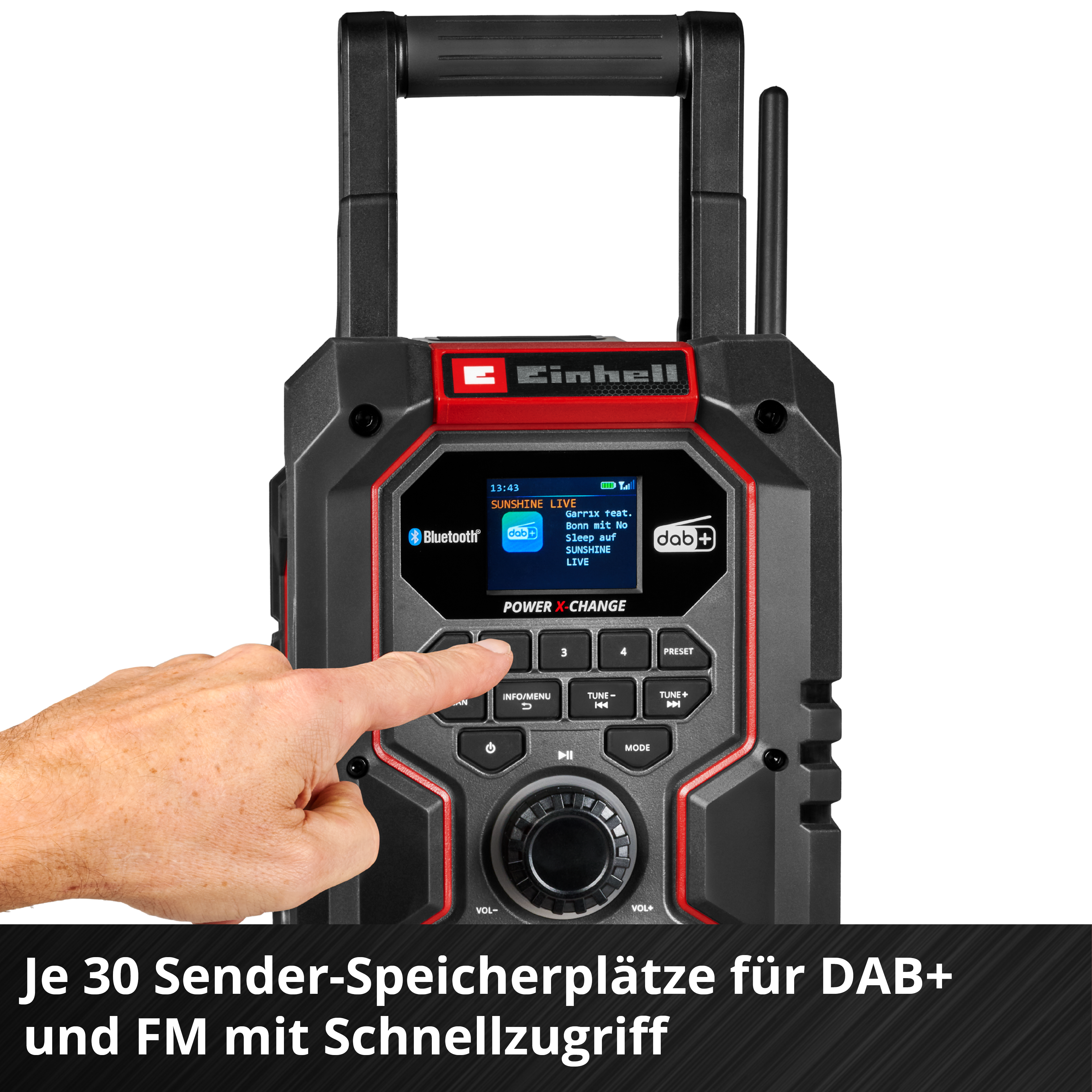 Ein rot-schwarzes Radio mit Bildschirm und Knöpfen. Eine Hand drückt eine Taste.