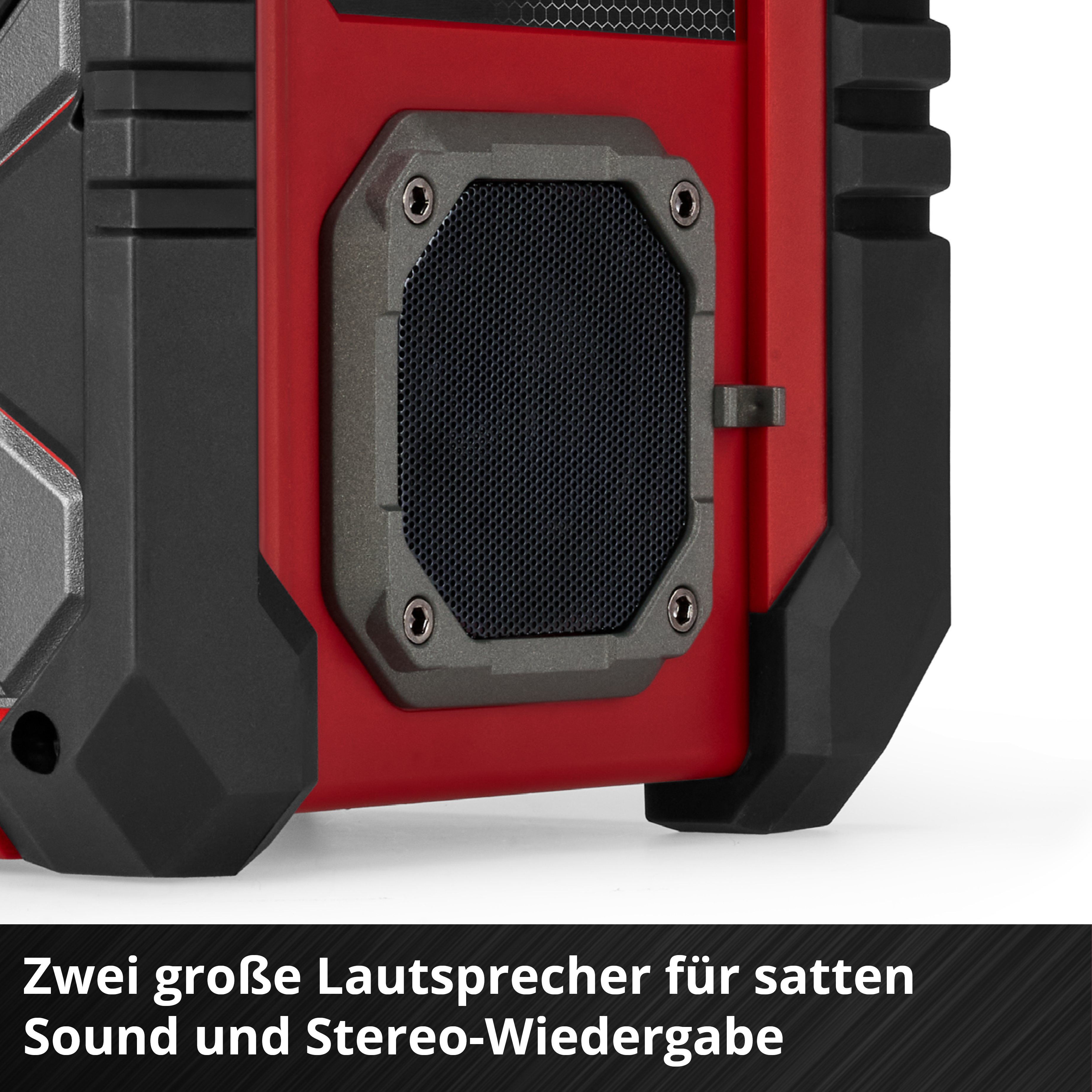 Nahaufnahme des Lautsprechers eines Radios mit schwarzer Netzabdeckung und rotem Gehäuse.